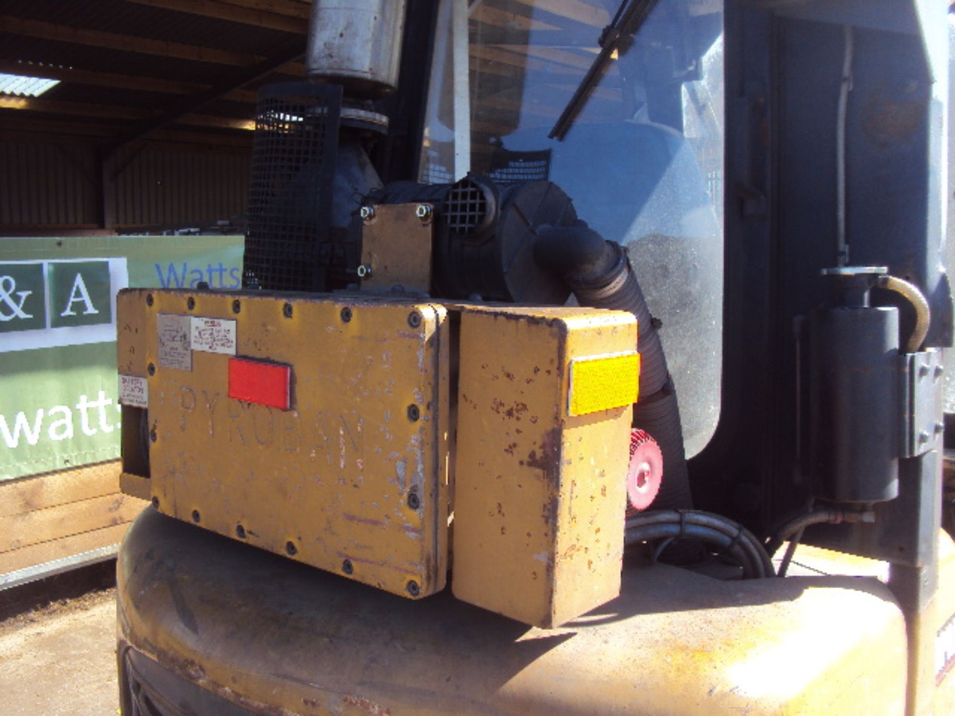 2001 CATERPILLAR DP25N 2.5t diesel driven forklift truck with triplex free-lift mast & side-shift ( - Image 6 of 8