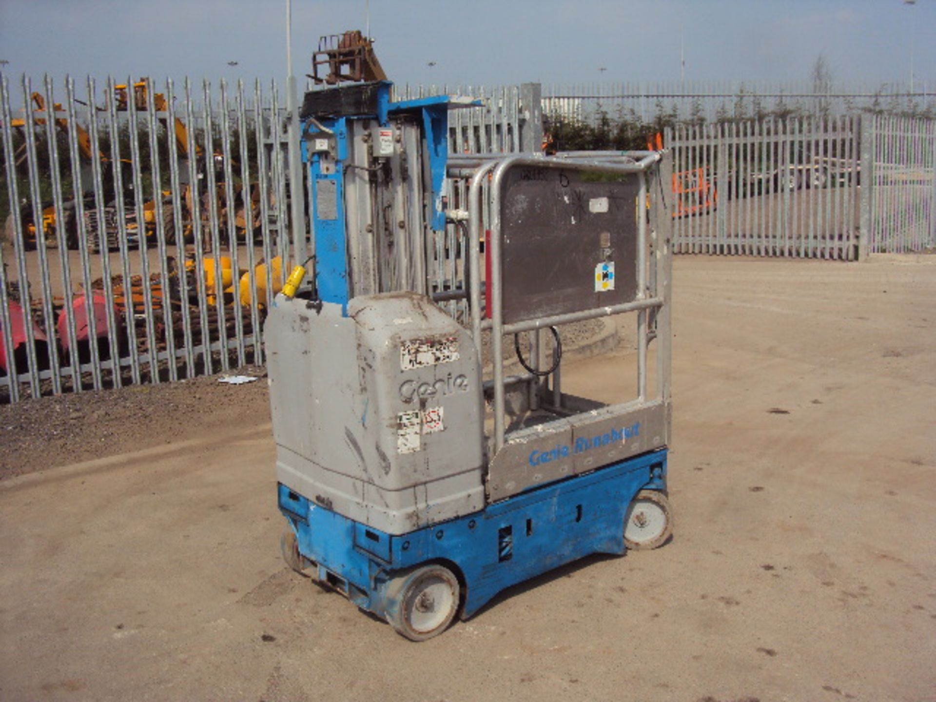 2001 GENIE GR15 Runabout battery driven vertical man-lift (RDL)