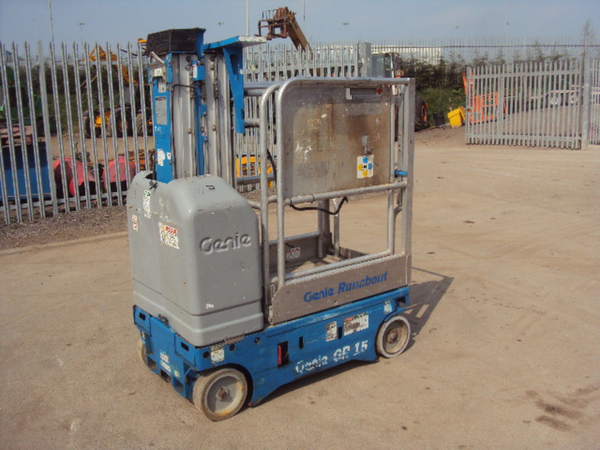 2002 GENIE GR15 Runabout battery driven vertical man-lift (RDL)