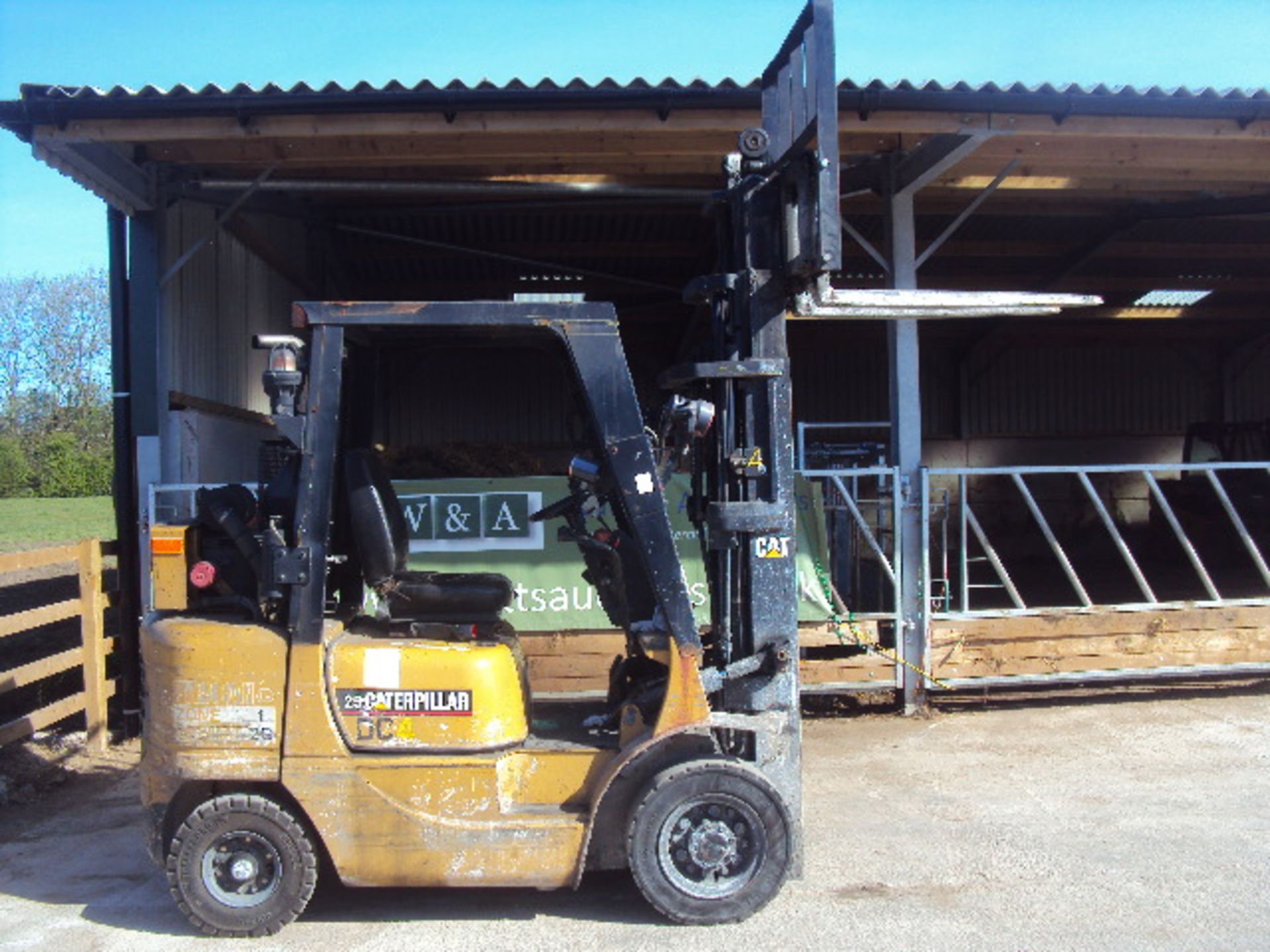 2001 CATERPILLAR DP25N 2.5t diesel driven forklift truck with triplex free-lift mast & side-shift ( - Image 7 of 8