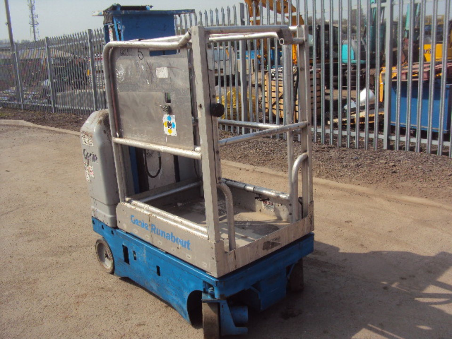 2001 GENIE GR15 Runabout battery driven vertical man-lift (RDL) - Image 5 of 7