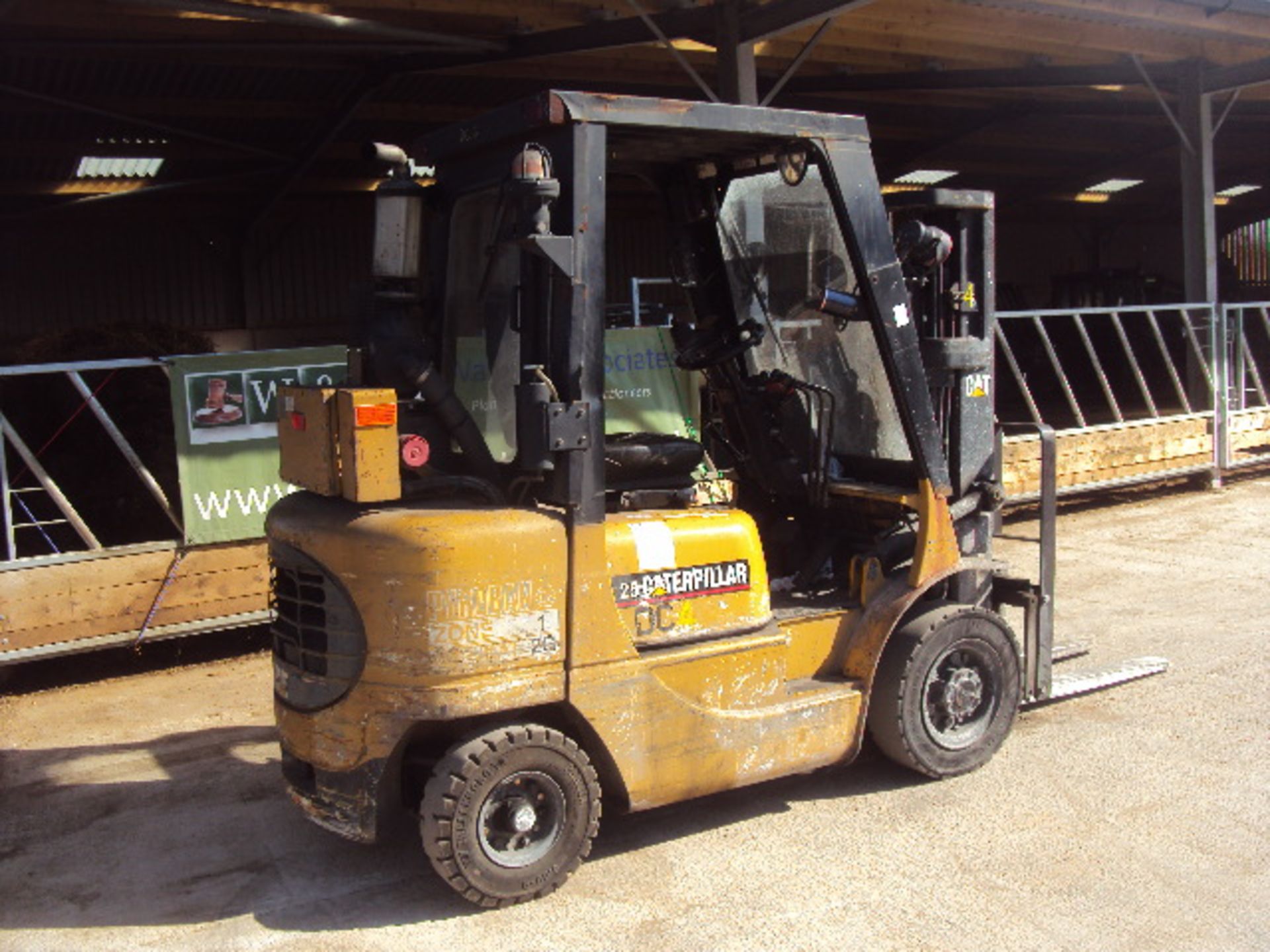 2001 CATERPILLAR DP25N 2.5t diesel driven forklift truck with triplex free-lift mast & side-shift ( - Image 2 of 8