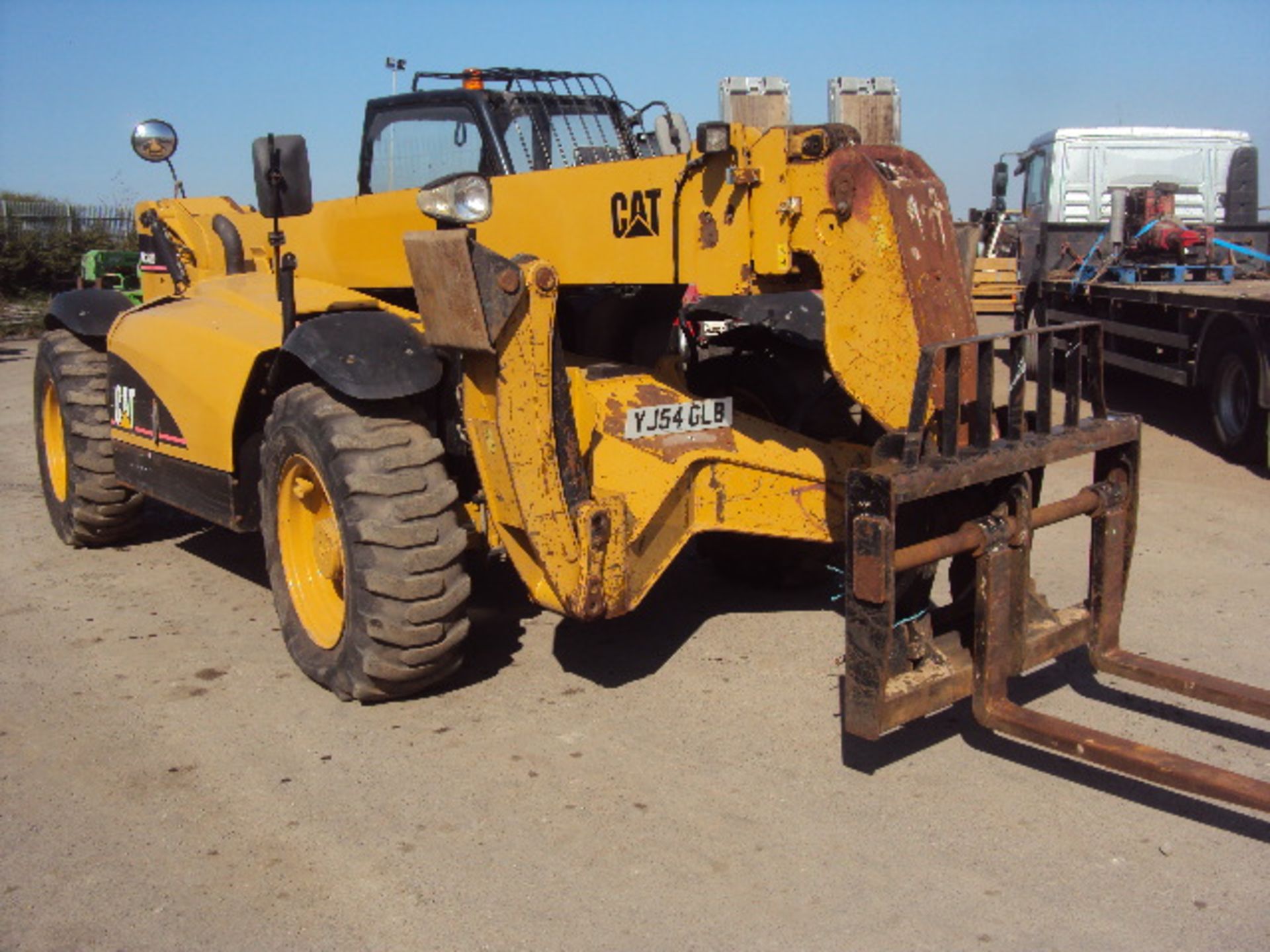 2004 CATERPILLAR TH360B telescopic handler (s/n CRX02828) (Reg: YJ54 GLB) (3372 rec hours) with - Image 2 of 8