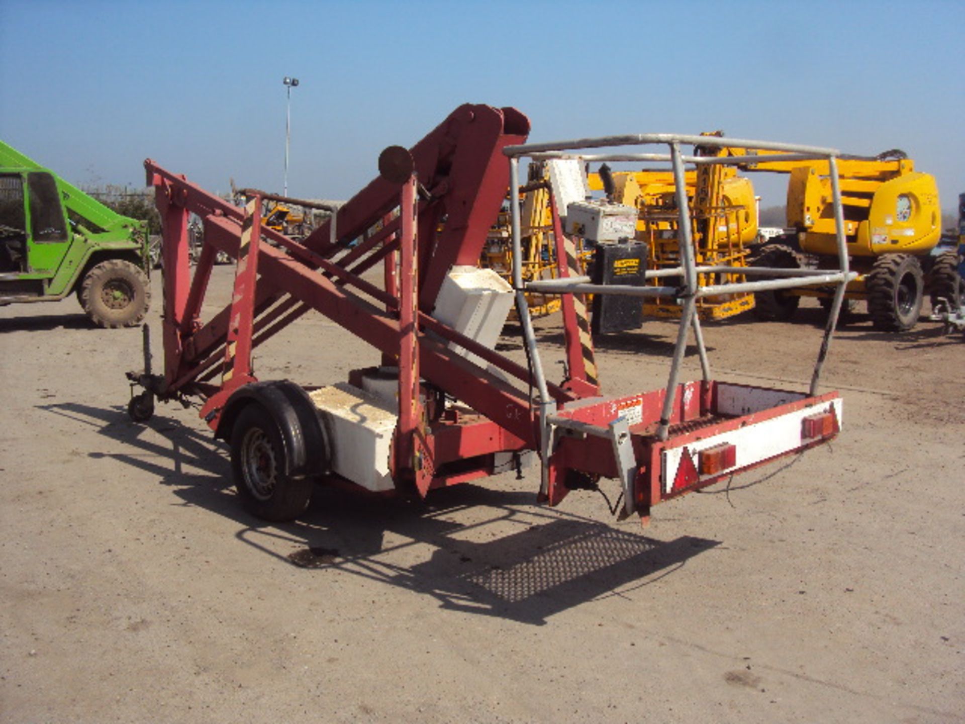 UPRIGHT TL33 10.3m fast tow cherry picker c/w battery - Image 3 of 4