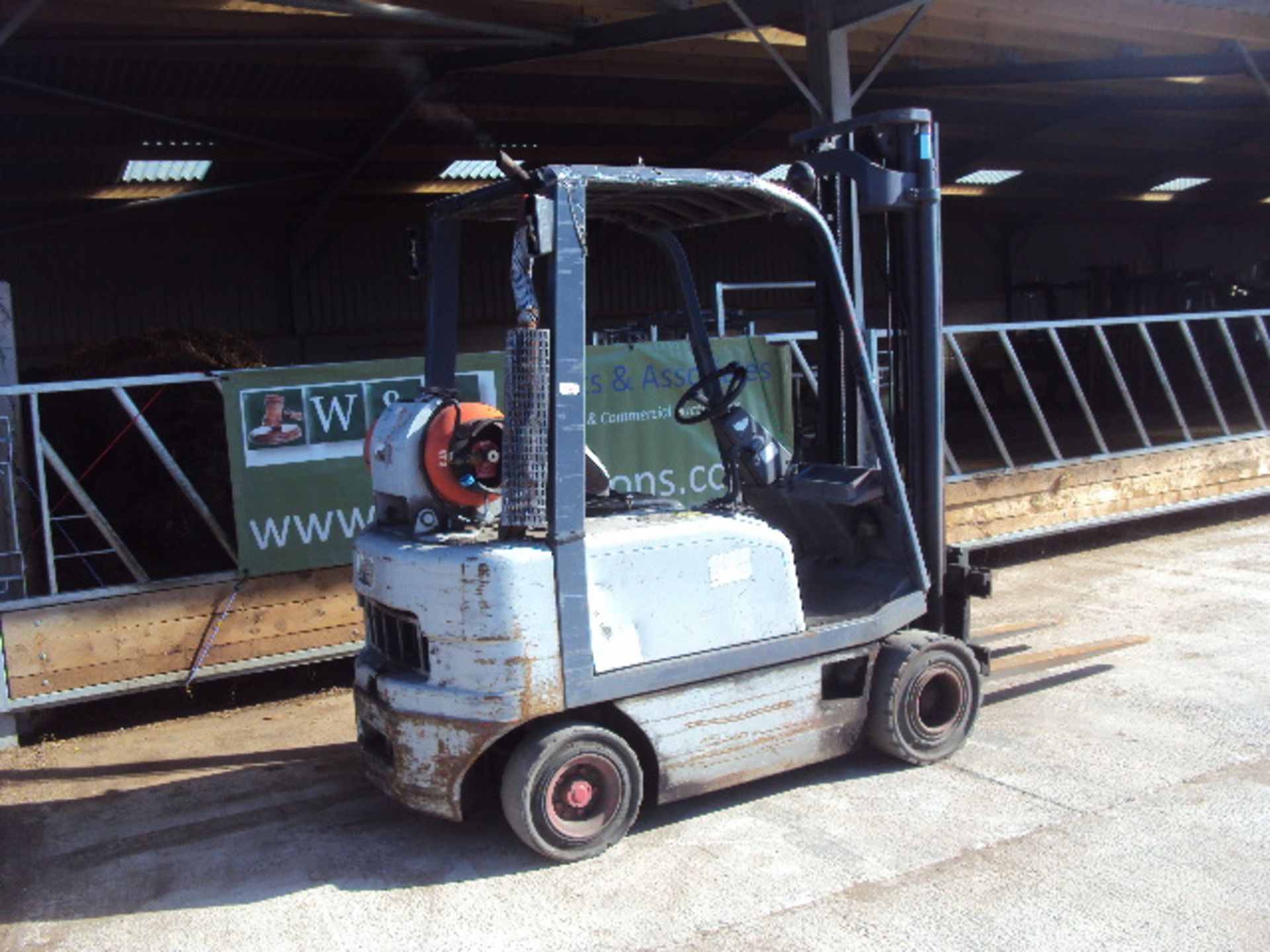 FIAT G20 2t gas driven forklift truck with duplex mast & side-shift (6351 rec hrs)(RDL) (This item - Image 2 of 5