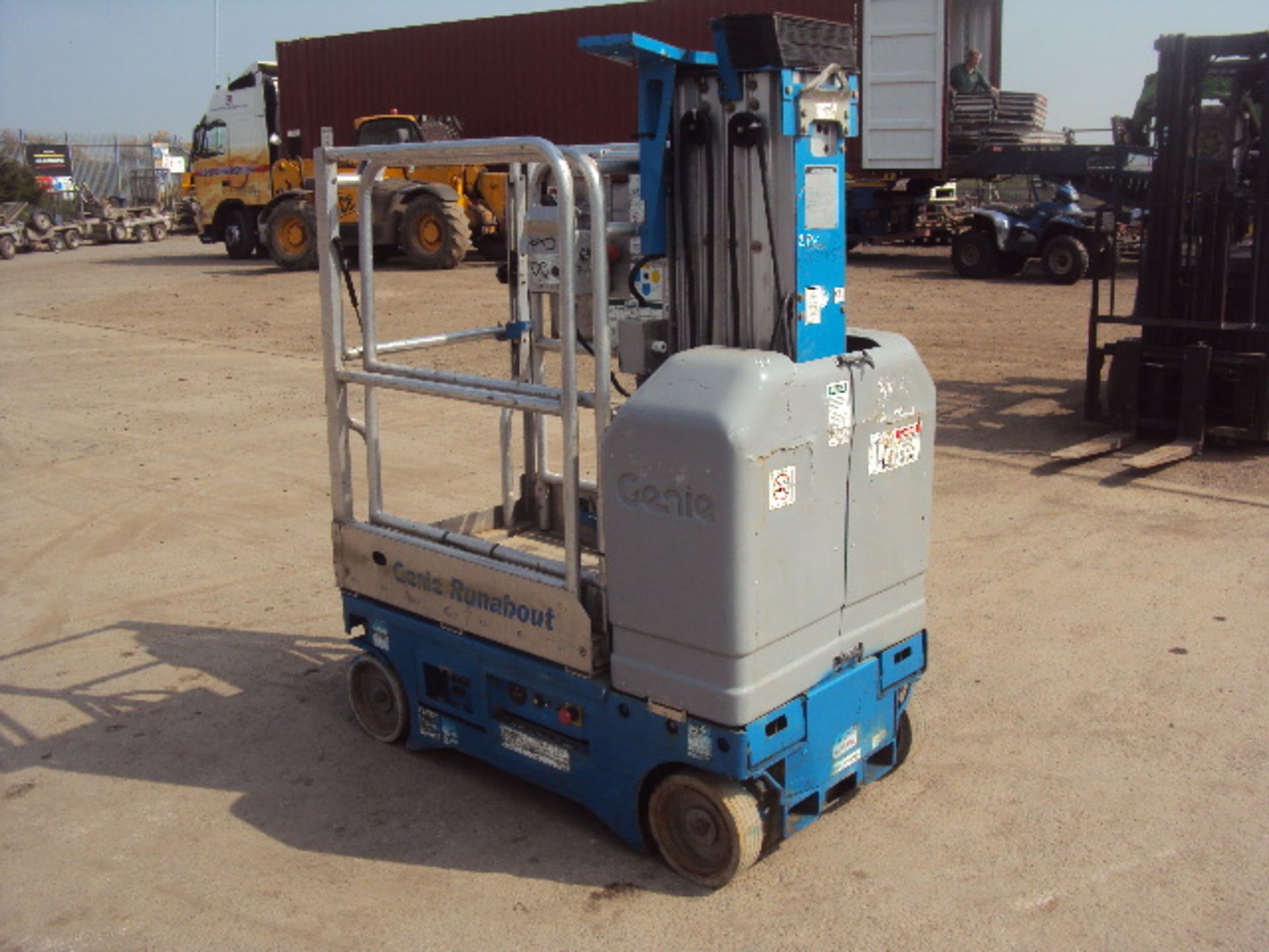 2002 GENIE GR15 Runabout battery driven vertical man-lift (RDL) - Image 3 of 6