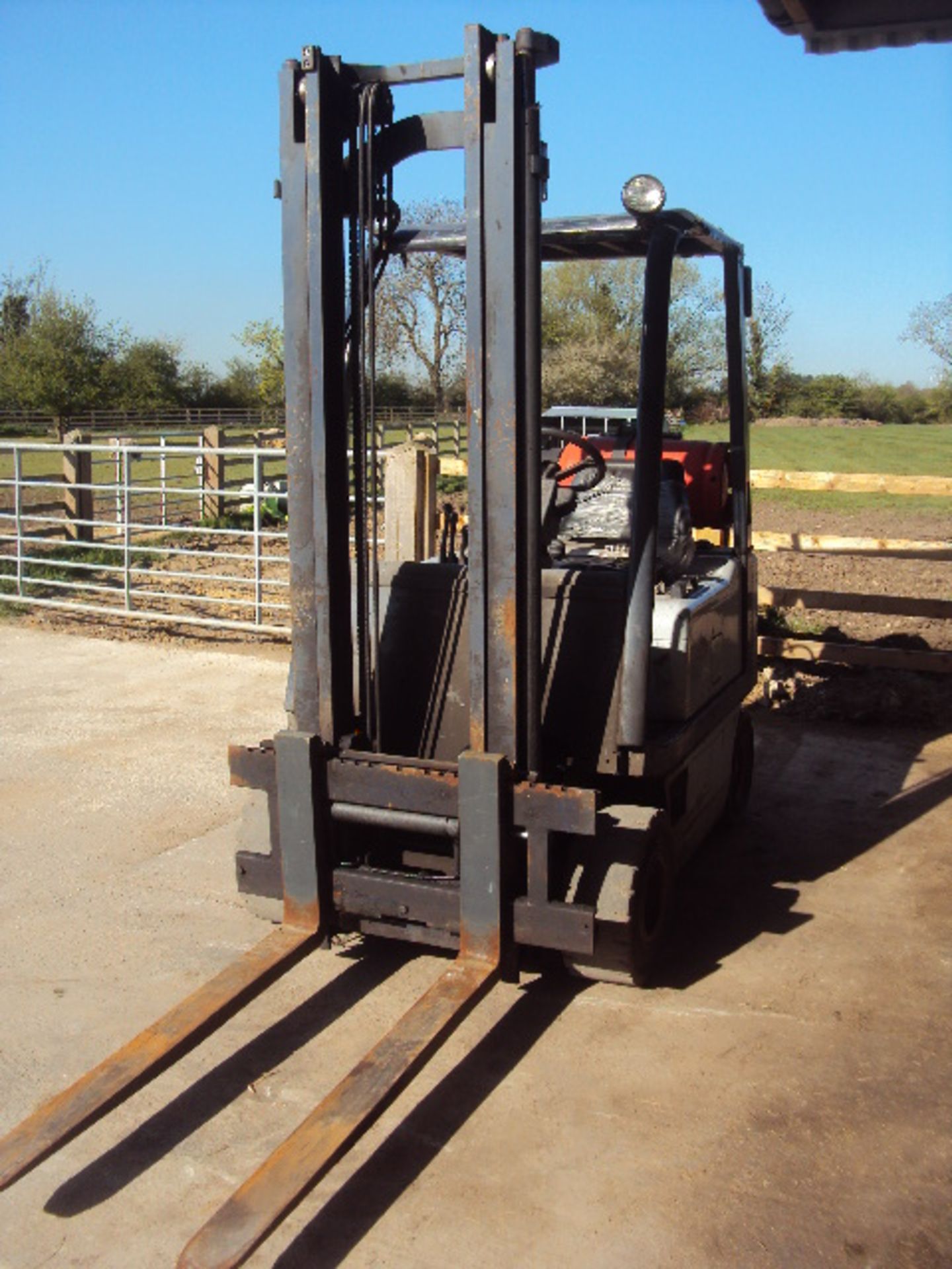 FIAT G20 2t gas driven forklift truck with duplex mast & side-shift (6351 rec hrs)(RDL) (This item - Image 3 of 5