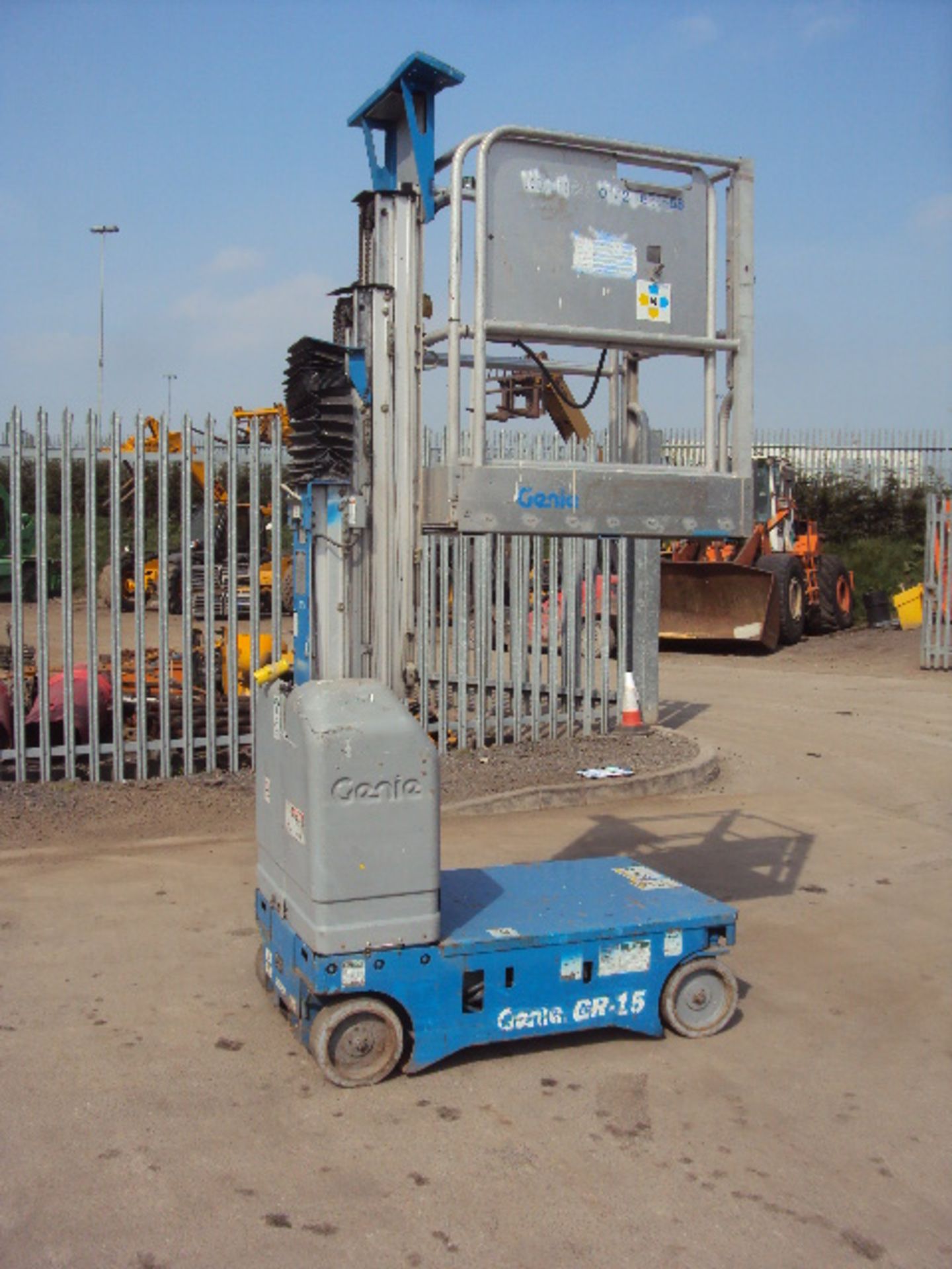 2001 GENIE GR15 Runabout battery driven vertical man-lift (RDL) - Image 6 of 6