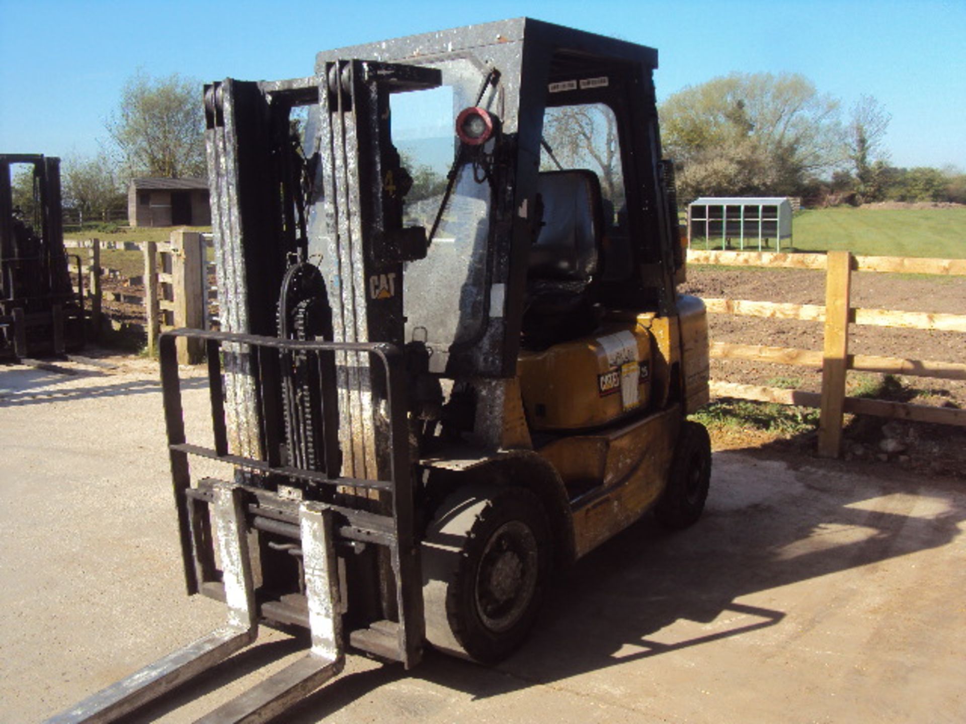 2001 CATERPILLAR DP25N 2.5t diesel driven forklift truck with triplex free-lift mast & side-shift ( - Image 3 of 8