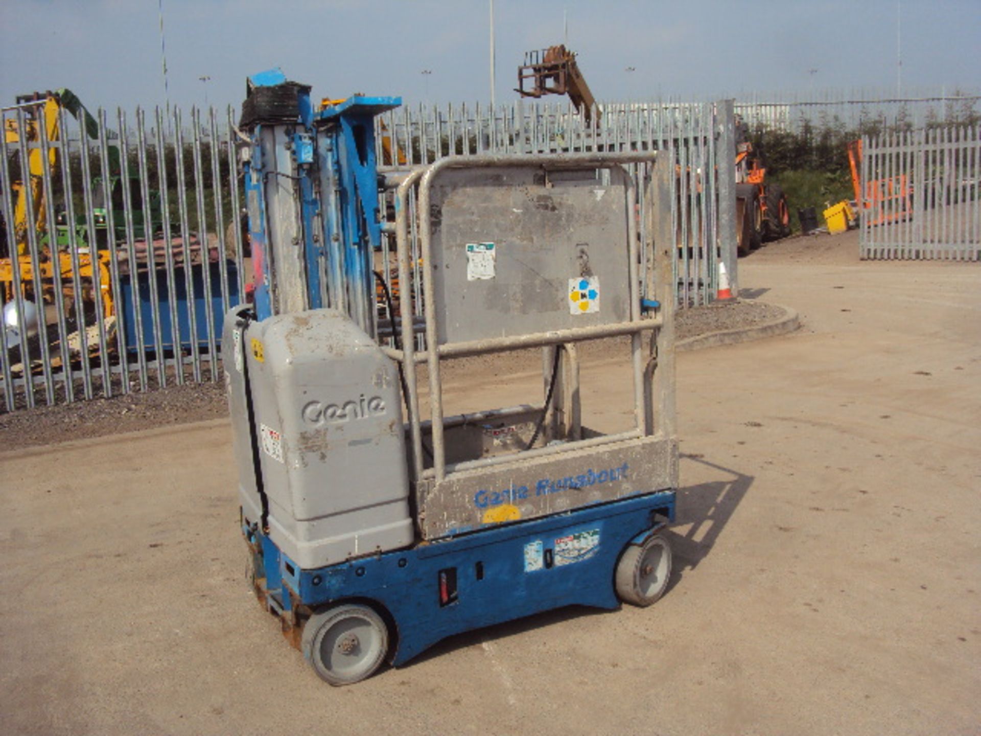 2001 GENIE GR15 Runabout battery driven vertical man-lift (RDL)