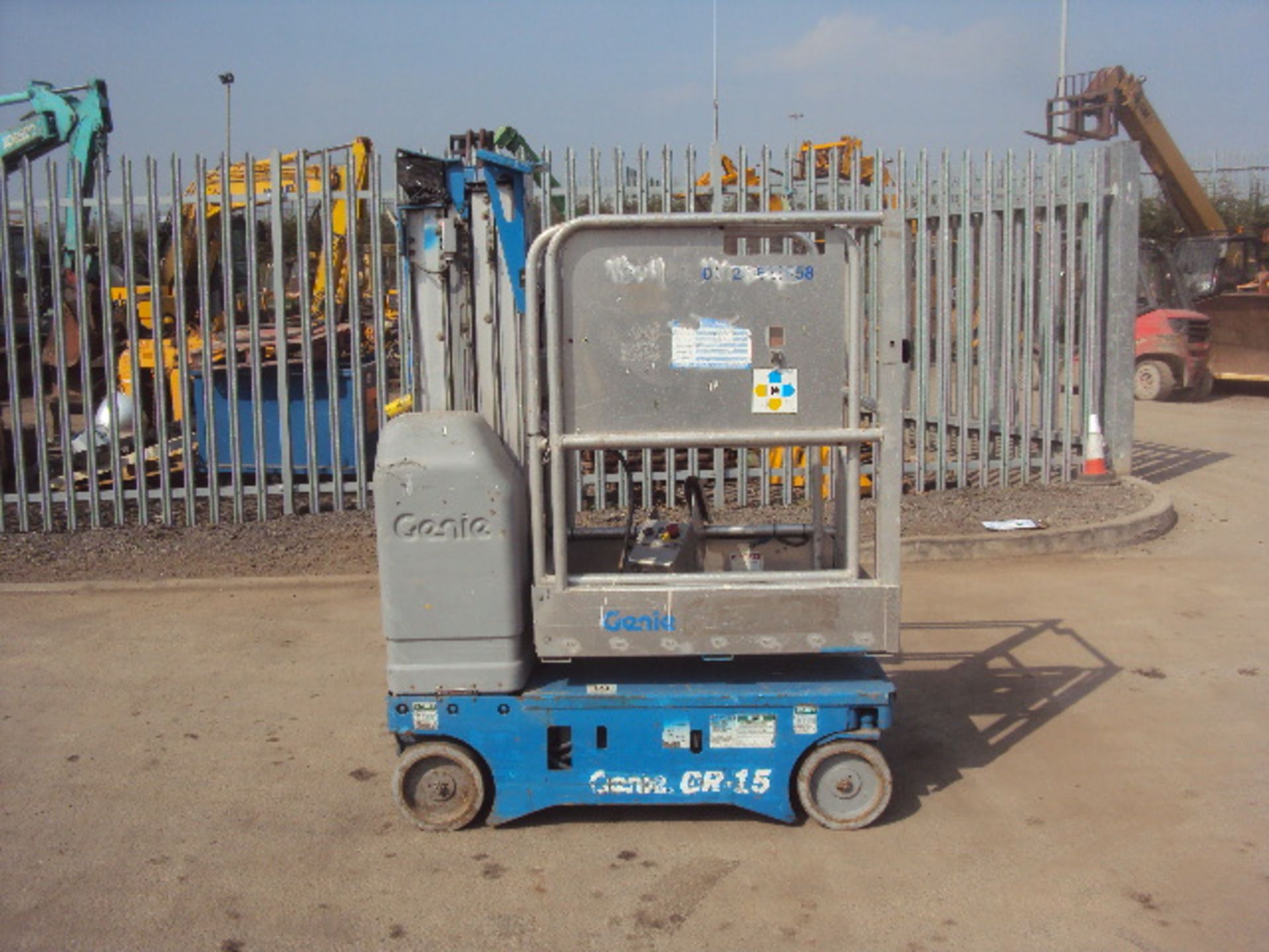 2001 GENIE GR15 Runabout battery driven vertical man-lift (RDL)