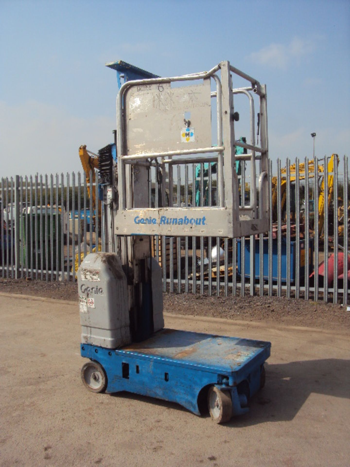 2001 GENIE GR15 Runabout battery driven vertical man-lift (RDL) - Image 7 of 7