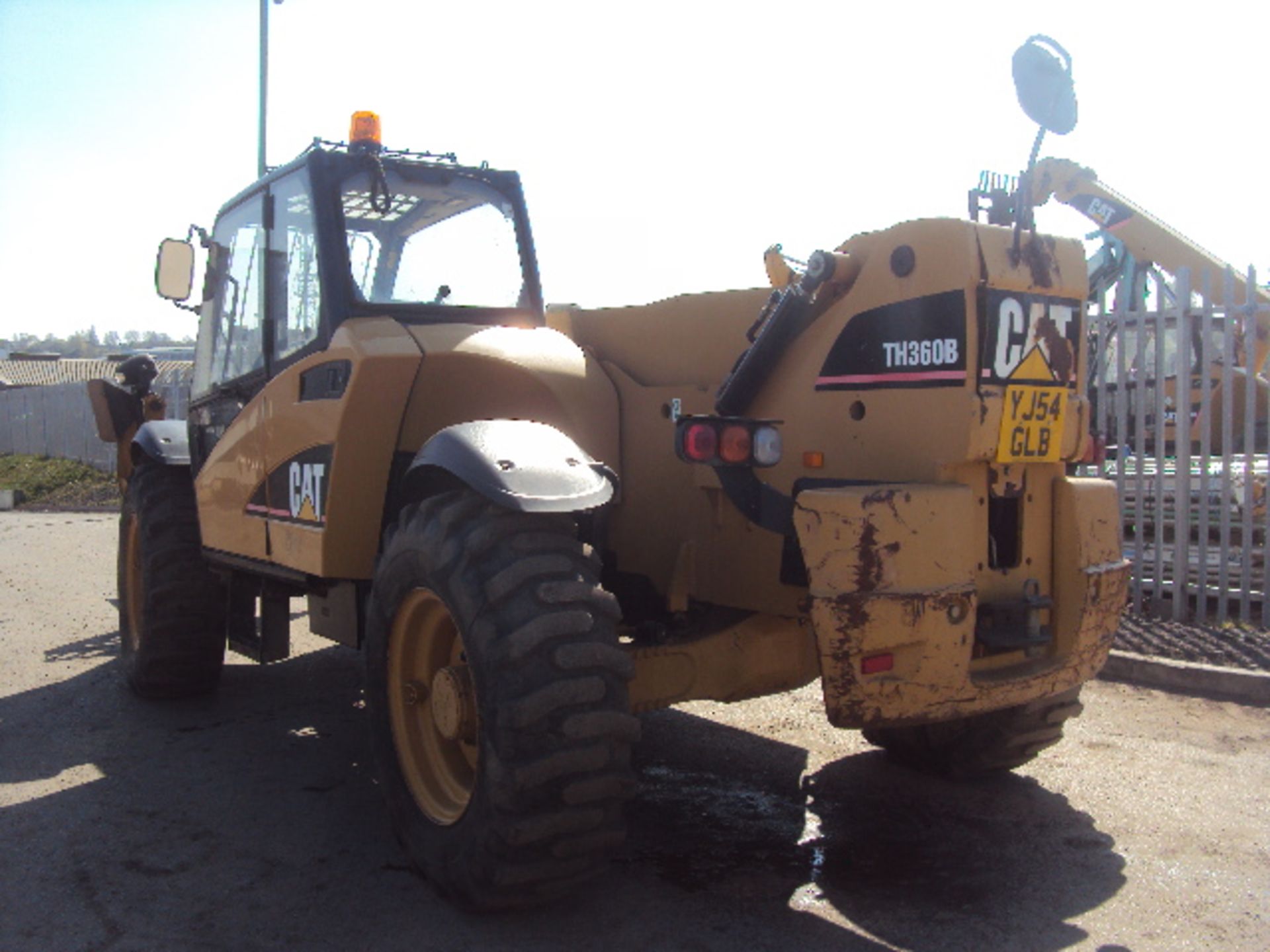 2004 CATERPILLAR TH360B telescopic handler (s/n CRX02828) (Reg: YJ54 GLB) (3372 rec hours) with - Image 4 of 8