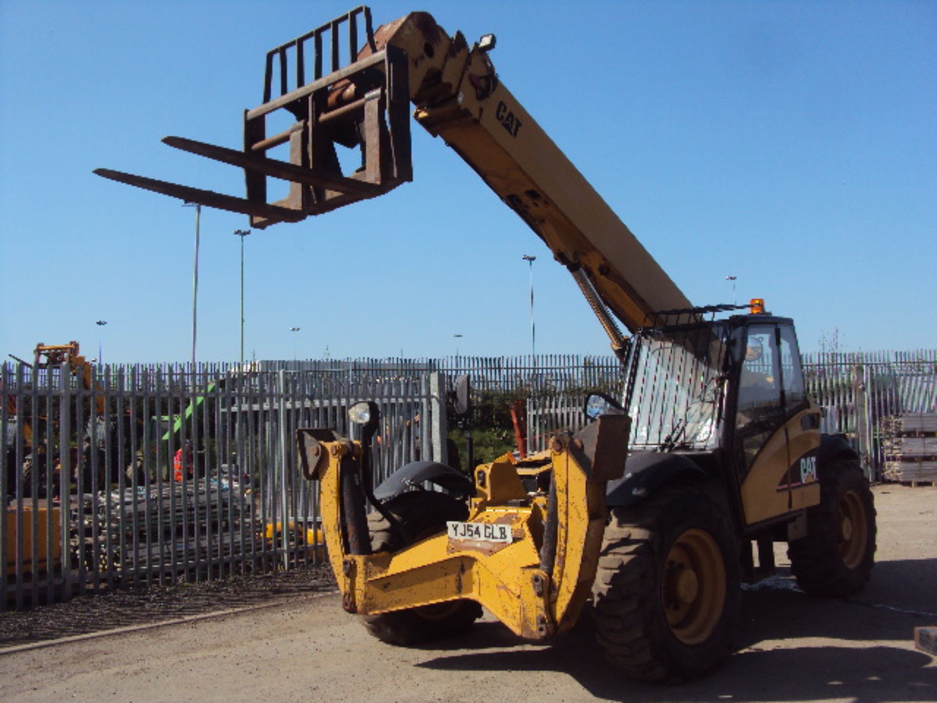 2004 CATERPILLAR TH360B telescopic handler (s/n CRX02828) (Reg: YJ54 GLB) (3372 rec hours) with - Image 7 of 8