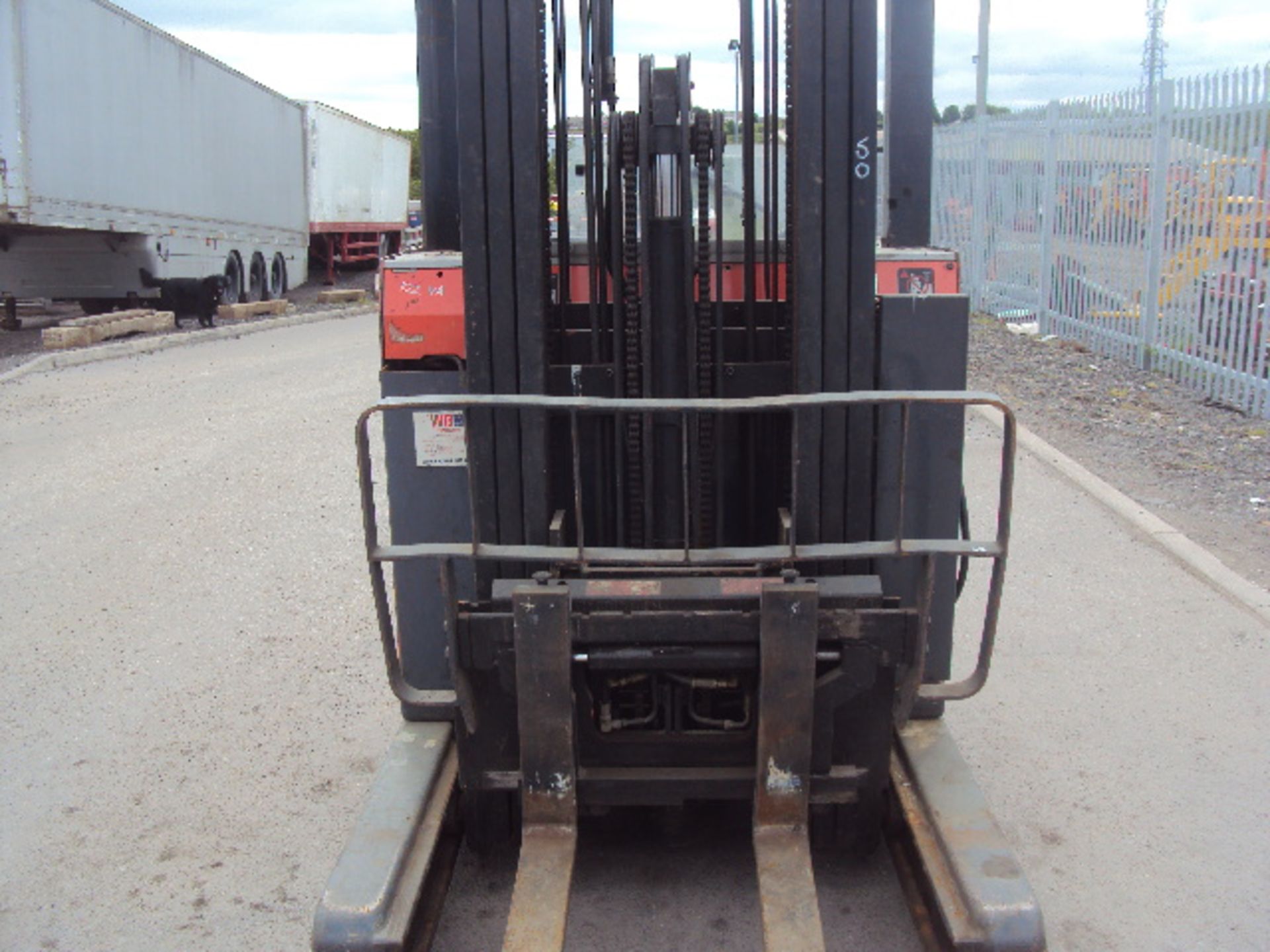 1994 TOYOTA 5FBRE14 1.4t battery driven narrow aisle forklift truck S/n: 5FBRE15E30979 with - Image 4 of 7