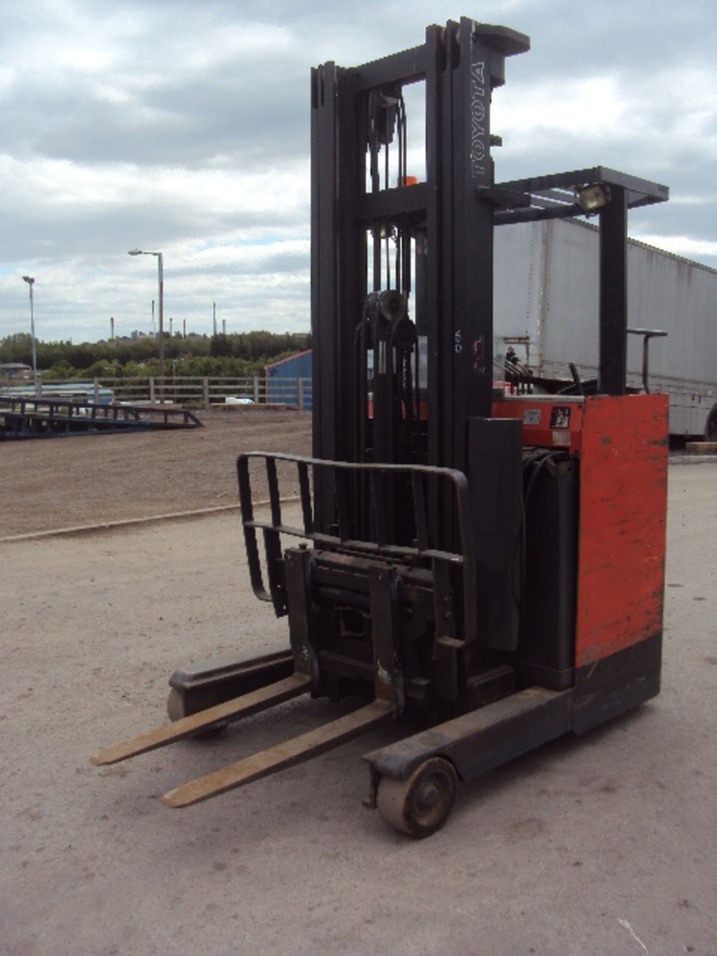 1994 TOYOTA 5FBRE14 1.4t battery driven narrow aisle forklift truck S/n: 5FBRE15E30979 with - Image 3 of 7