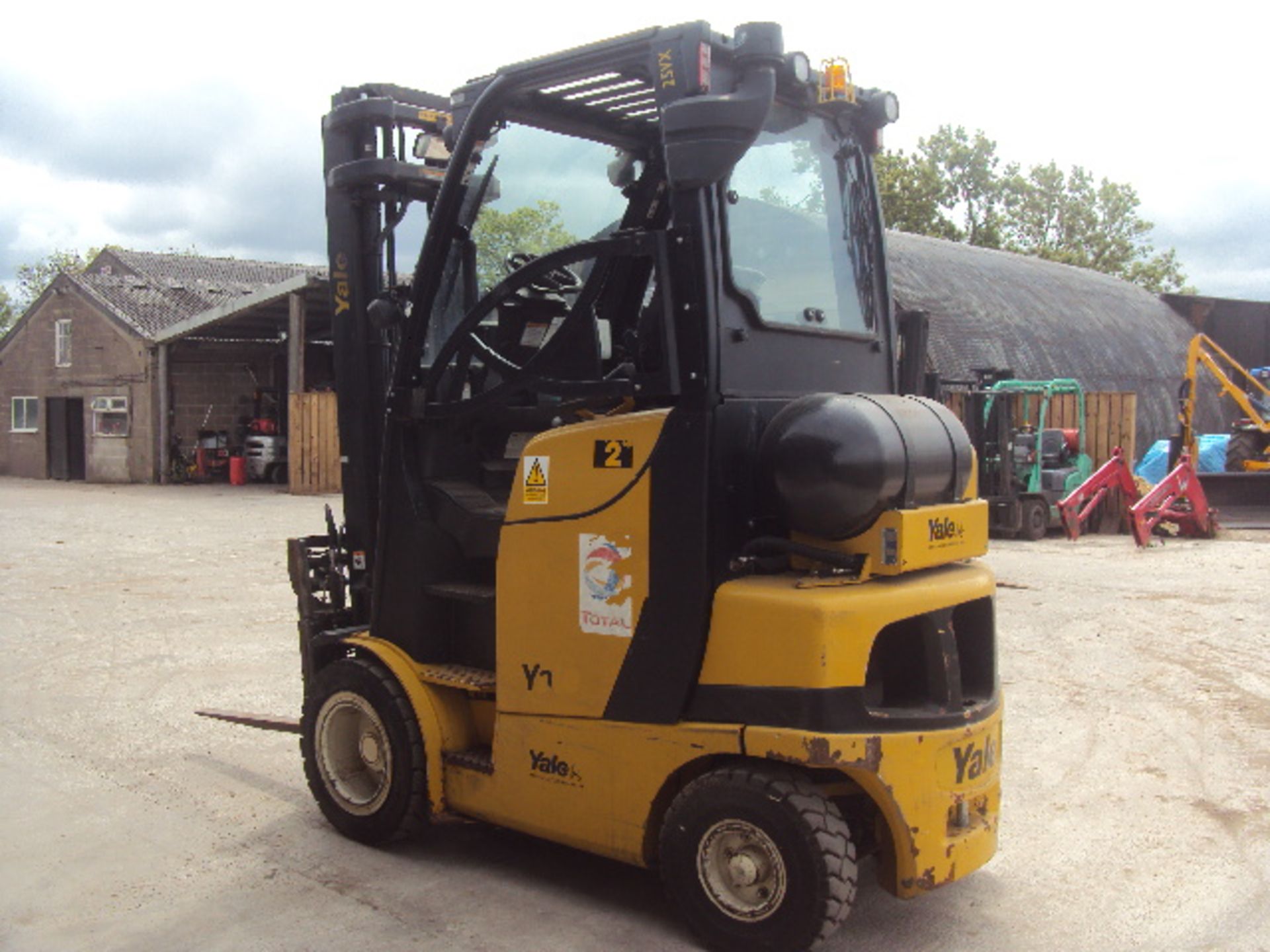 2008 YALE GNP25VX 2.5t LPG driven forklift truck S/n: B875B18326F (4554 recorded hours) with - Image 3 of 9