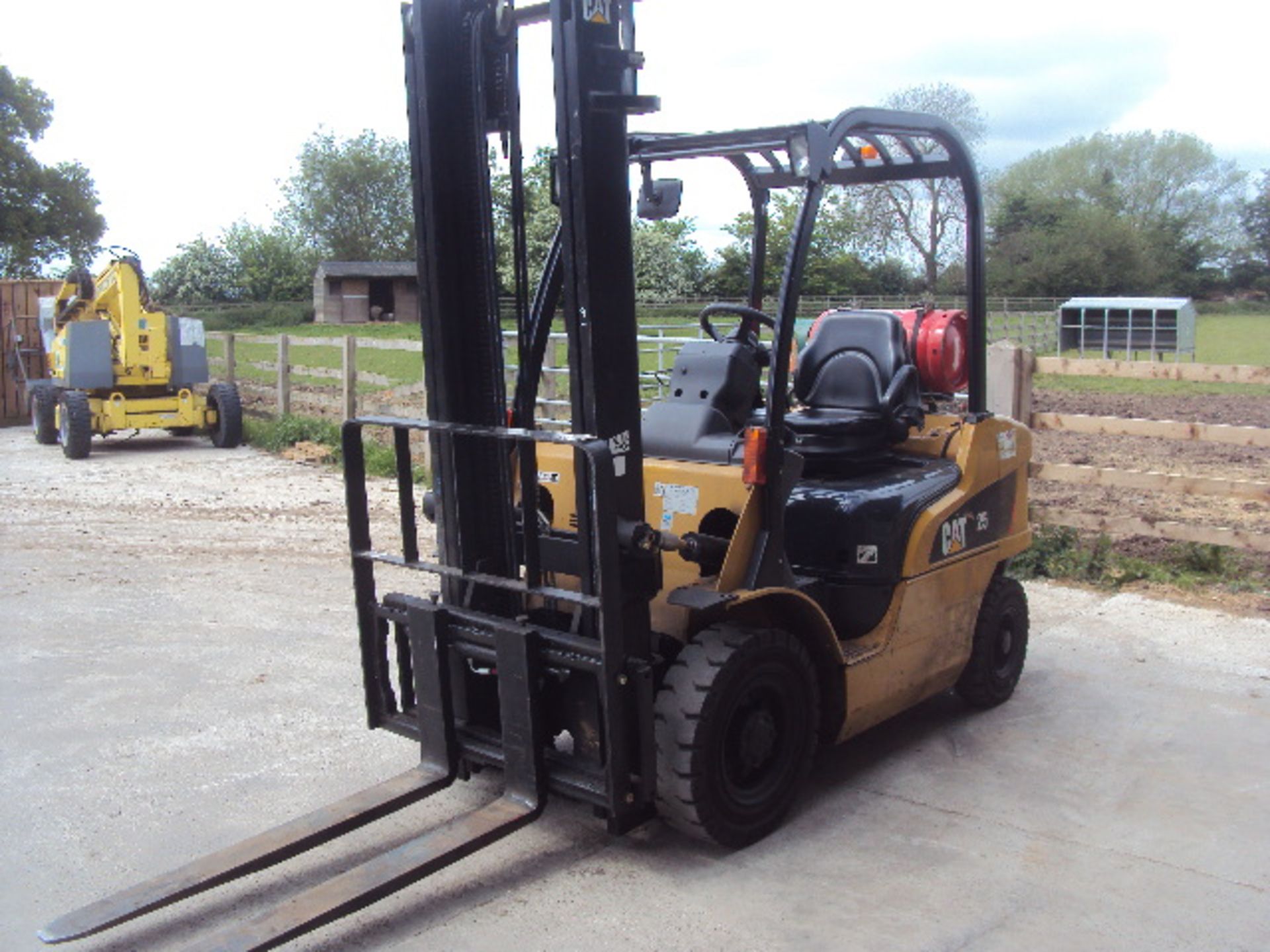 2008 CATERPILLAR GP25N 2.5t gas driven forklift truck S/n: ET17DL52121 (640 recorded hours) with - Image 4 of 9