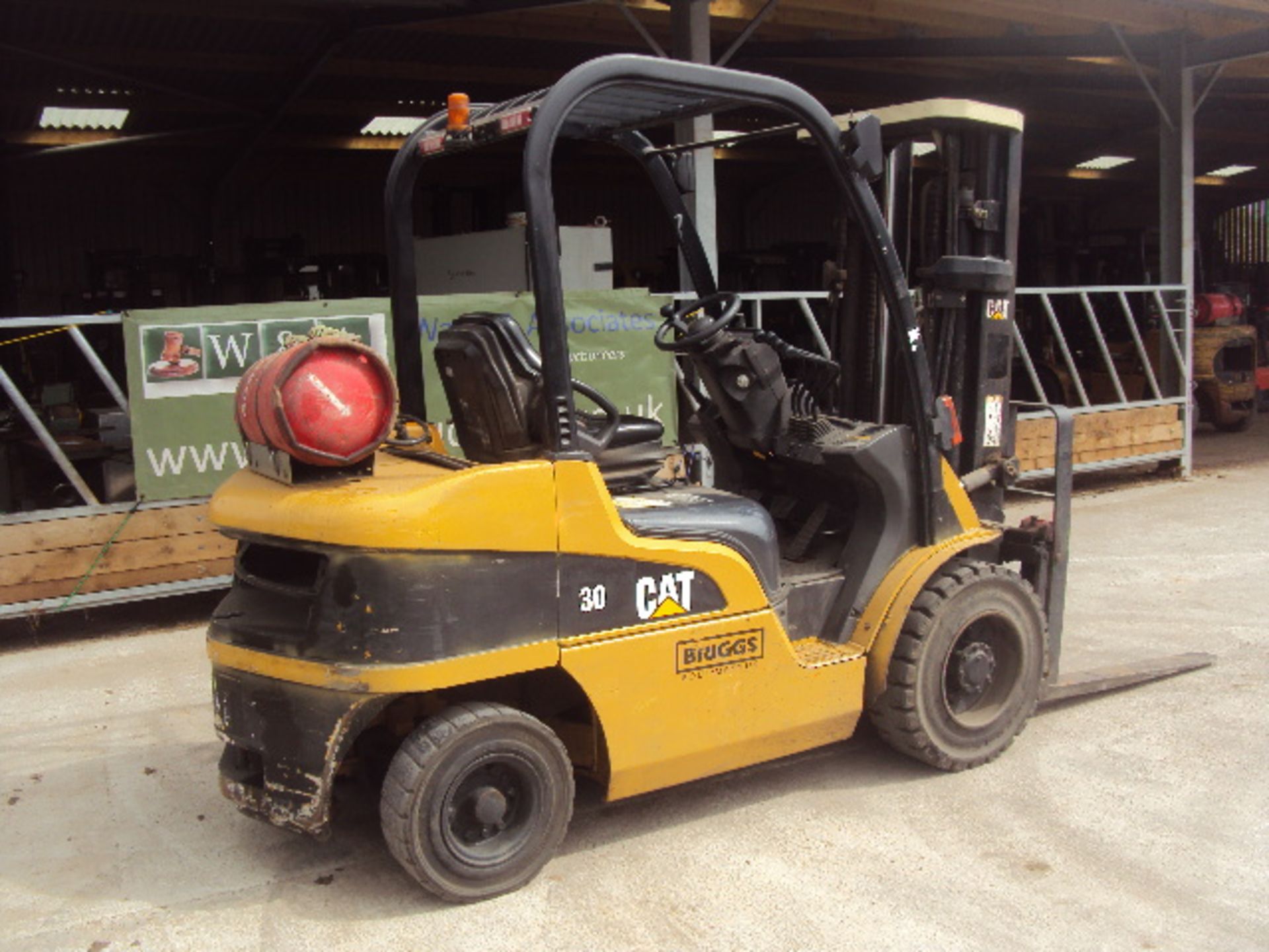 2008 CATERPILLAR GP30N 3t gas driven forklift truck S/n: ET15FL00656 (6339 recorded hours) with - Image 2 of 7