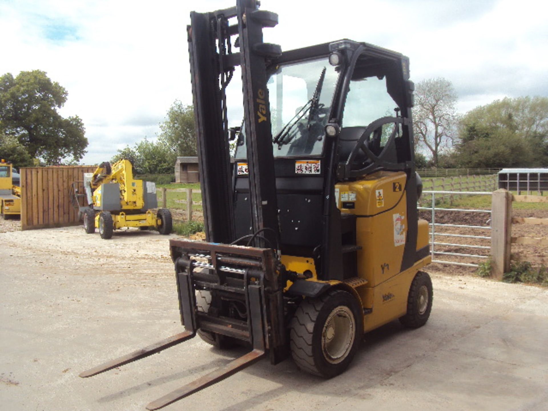 2008 YALE GNP25VX 2.5t LPG driven forklift truck S/n: B875B18326F (4554 recorded hours) with - Image 4 of 9