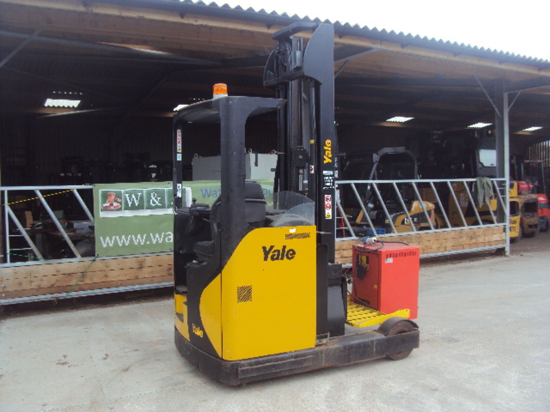 2007 YALE MR16 1.6t battery driven narrow aisle forkliift truck S/n: C849T04122E with triplex free- - Image 2 of 6
