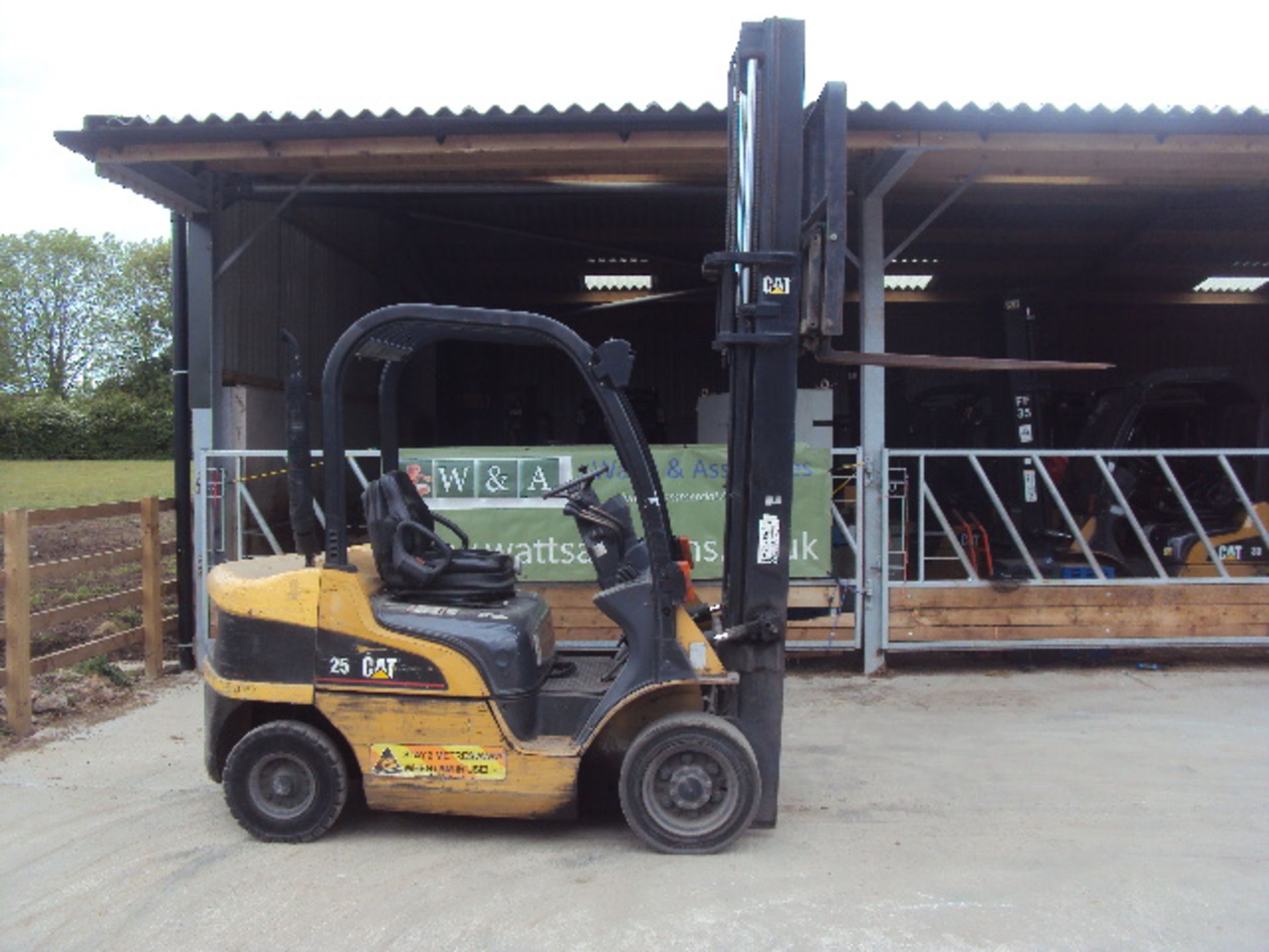 2004 CATERPILLAR DP25N 2.5t diesel driven forklift truck S/n: ET18C-50506 (3568 recorded hours) with - Image 9 of 9