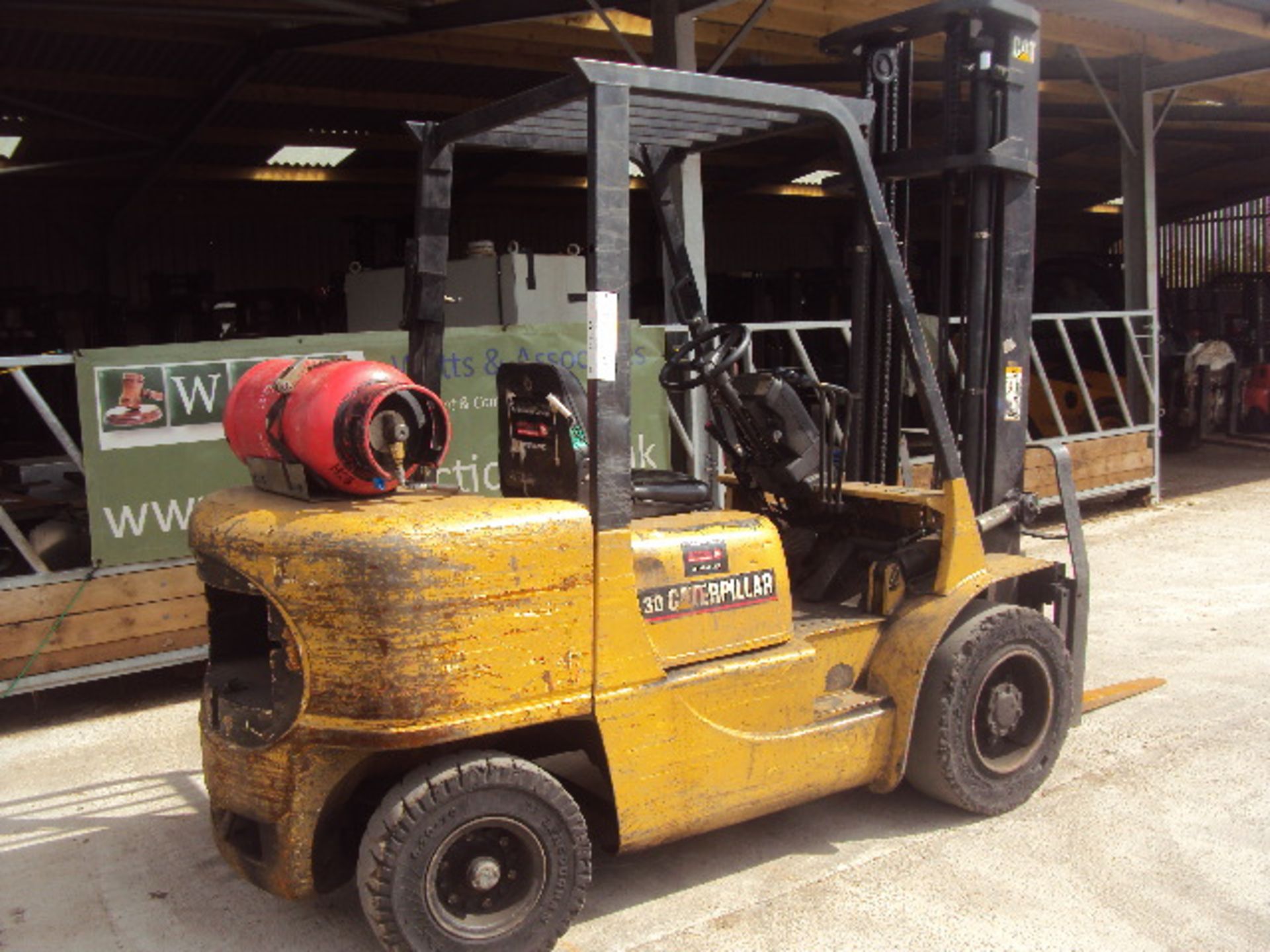 2002 CATERPILLAR GP30K 3t gas driven forklift truck S/n: ET13D-45426 with duplex mast & side- - Image 2 of 6