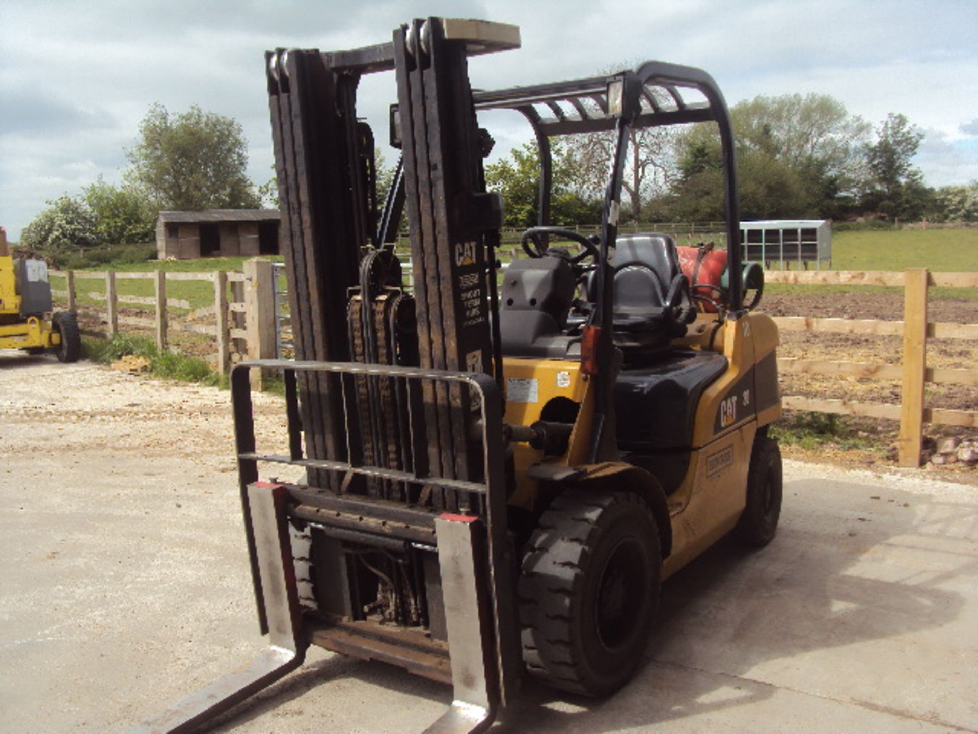 2008 CATERPILLAR GP30N 3t gas driven forklift truck S/n: ET15FL00656 (6339 recorded hours) with - Image 3 of 7