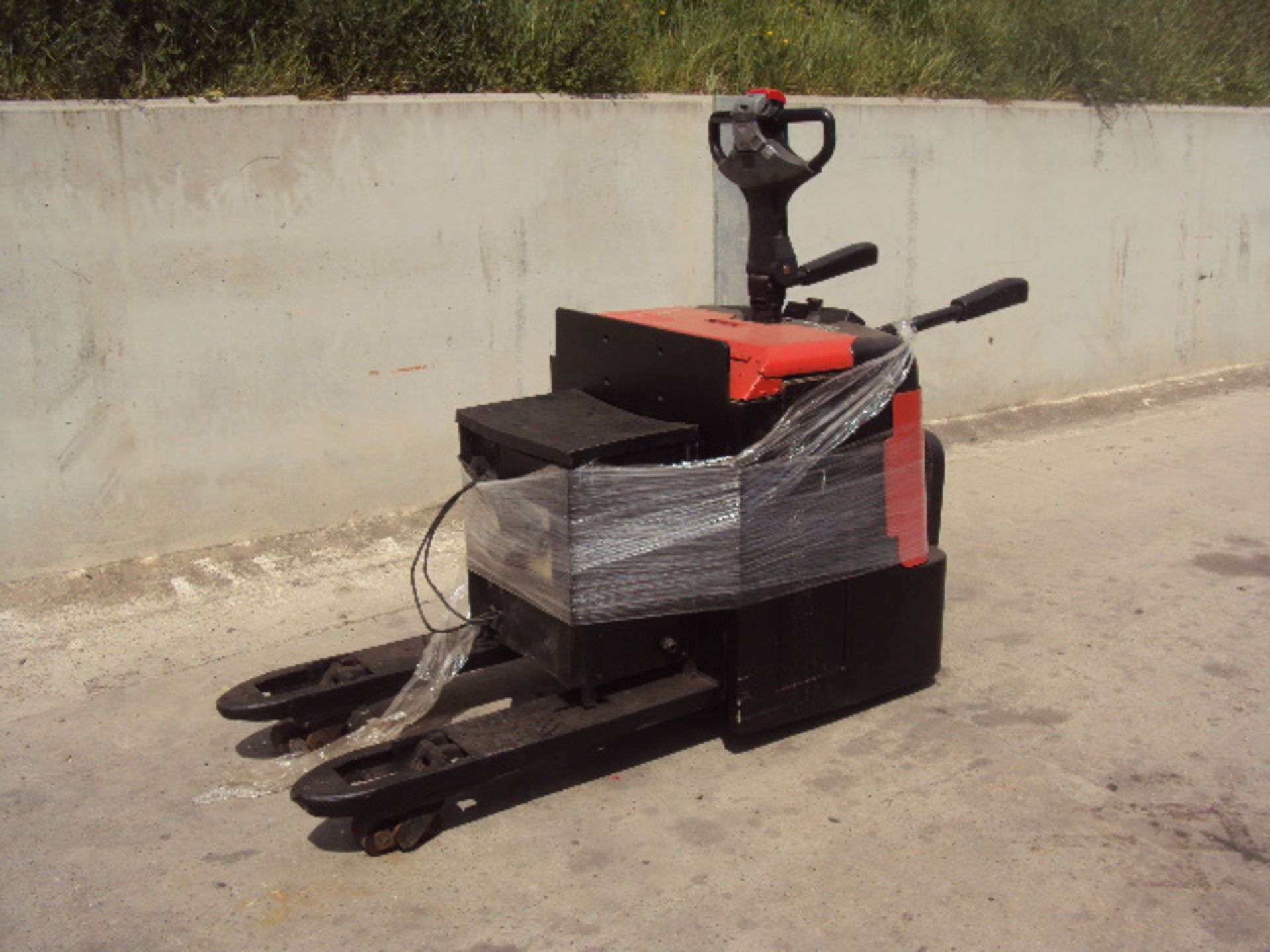 2005 TOYOTA LPE240.5 2.4t powered pallet truck c/w charger (S/n 91030)(RDL) - Image 2 of 5