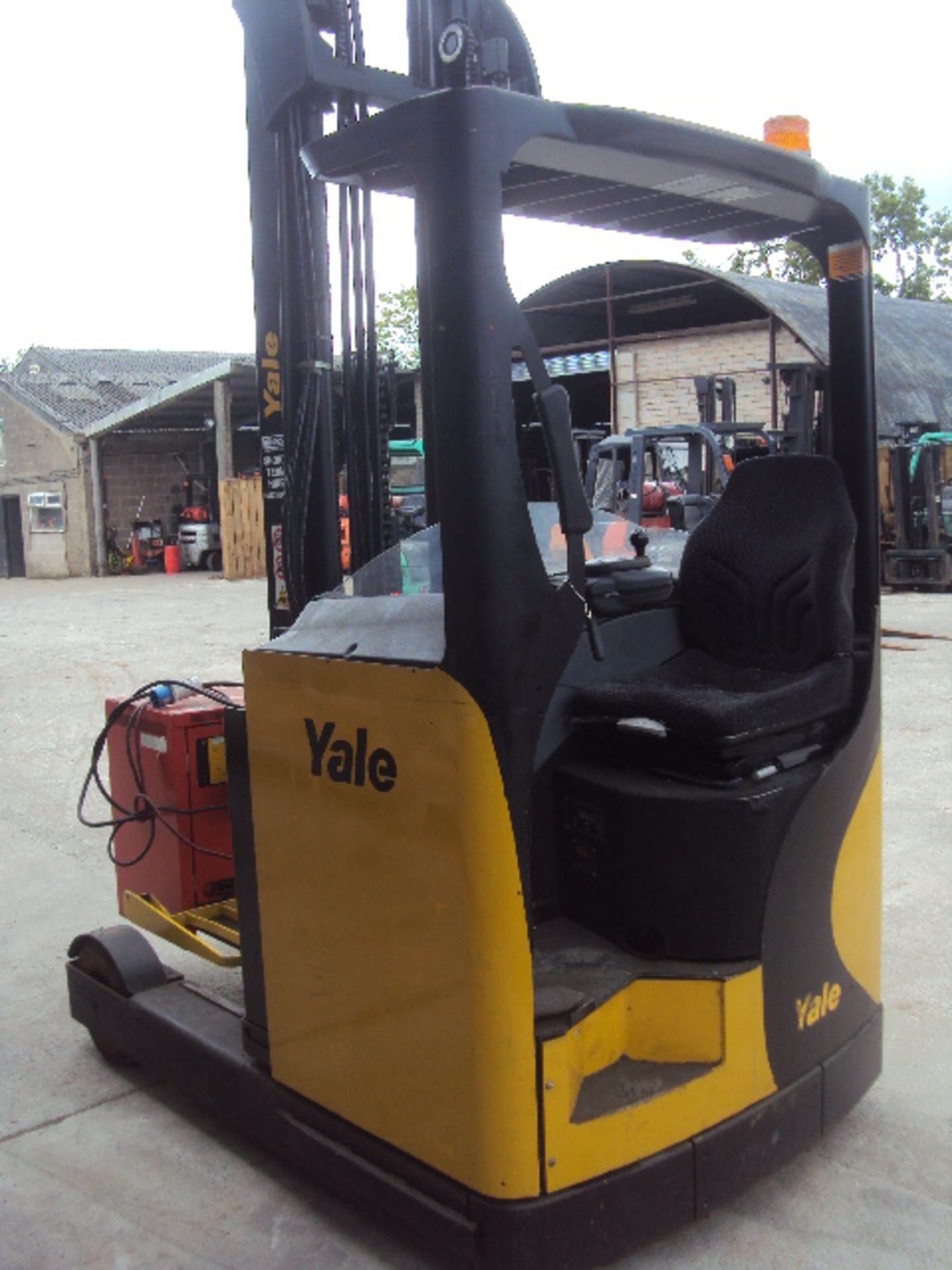 2007 YALE MR16 1.6t battery driven narrow aisle forkliift truck S/n: C849T04122E with triplex free- - Image 3 of 6
