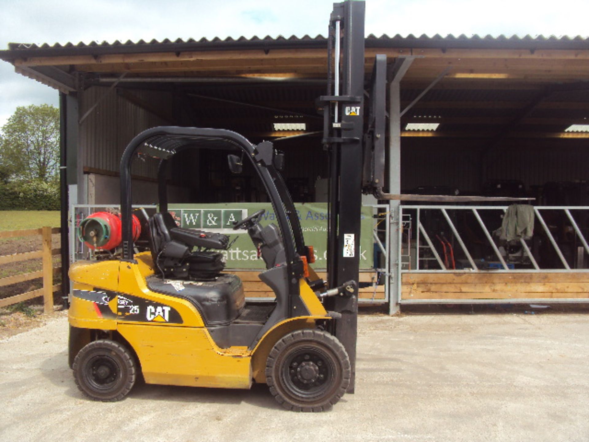 2008 CATERPILLAR GP25N 2.5t gas driven forklift truck S/n: ET17DL52121 (640 recorded hours) with - Image 9 of 9