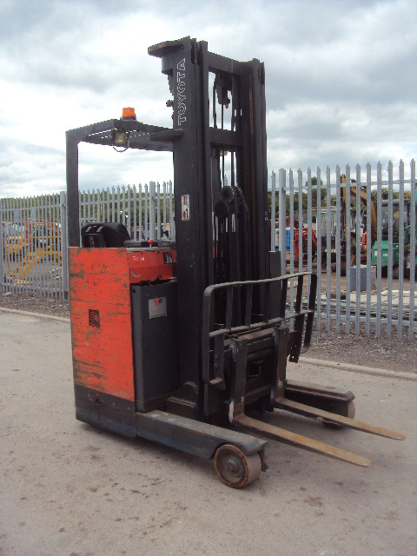 1994 TOYOTA 5FBRE14 1.4t battery driven narrow aisle forklift truck S/n: 5FBRE15E30979 with - Image 2 of 7