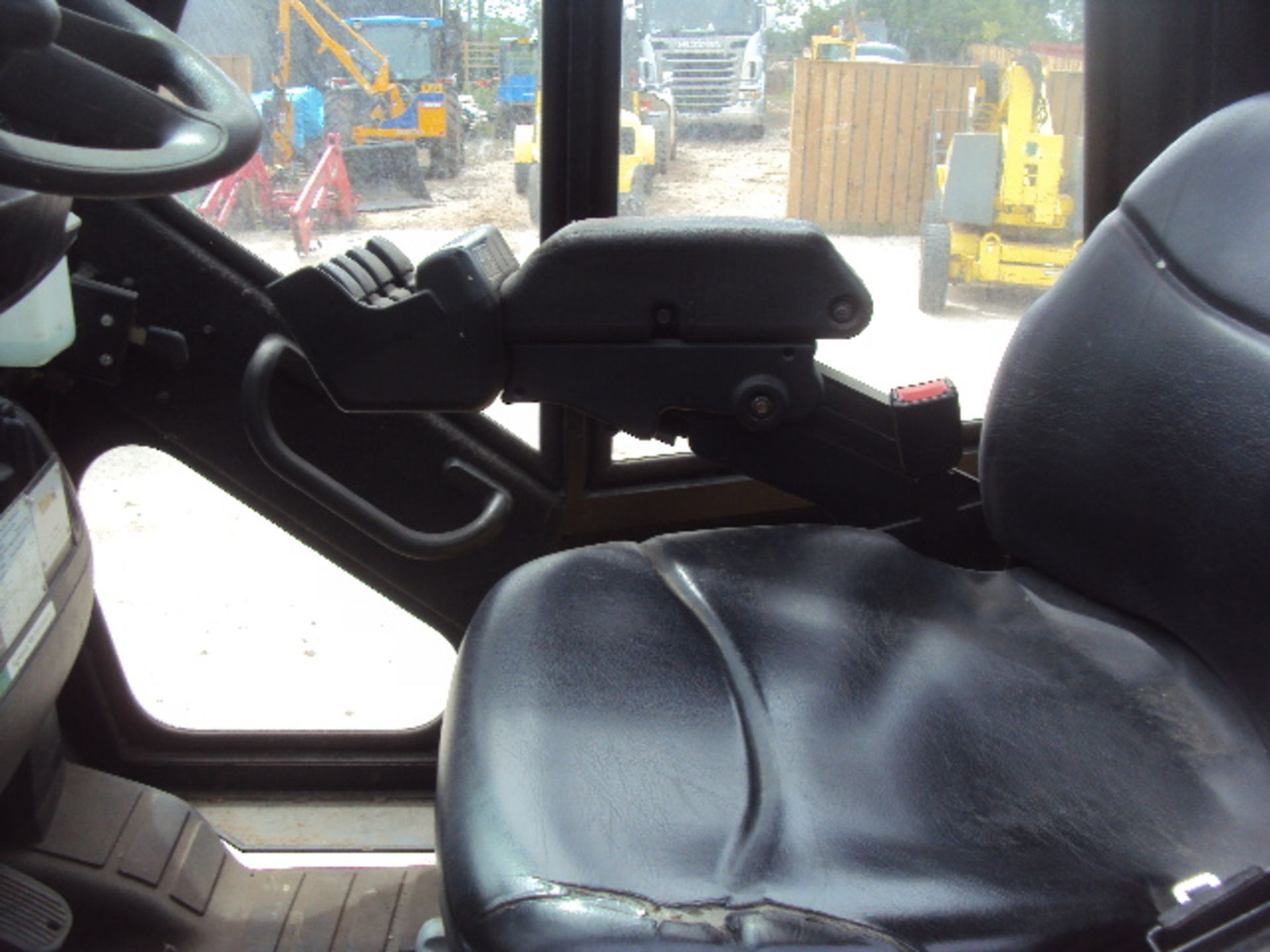 2008 YALE GNP25VX 2.5t LPG driven forklift truck S/n: B875B18326F (4554 recorded hours) with - Image 6 of 9