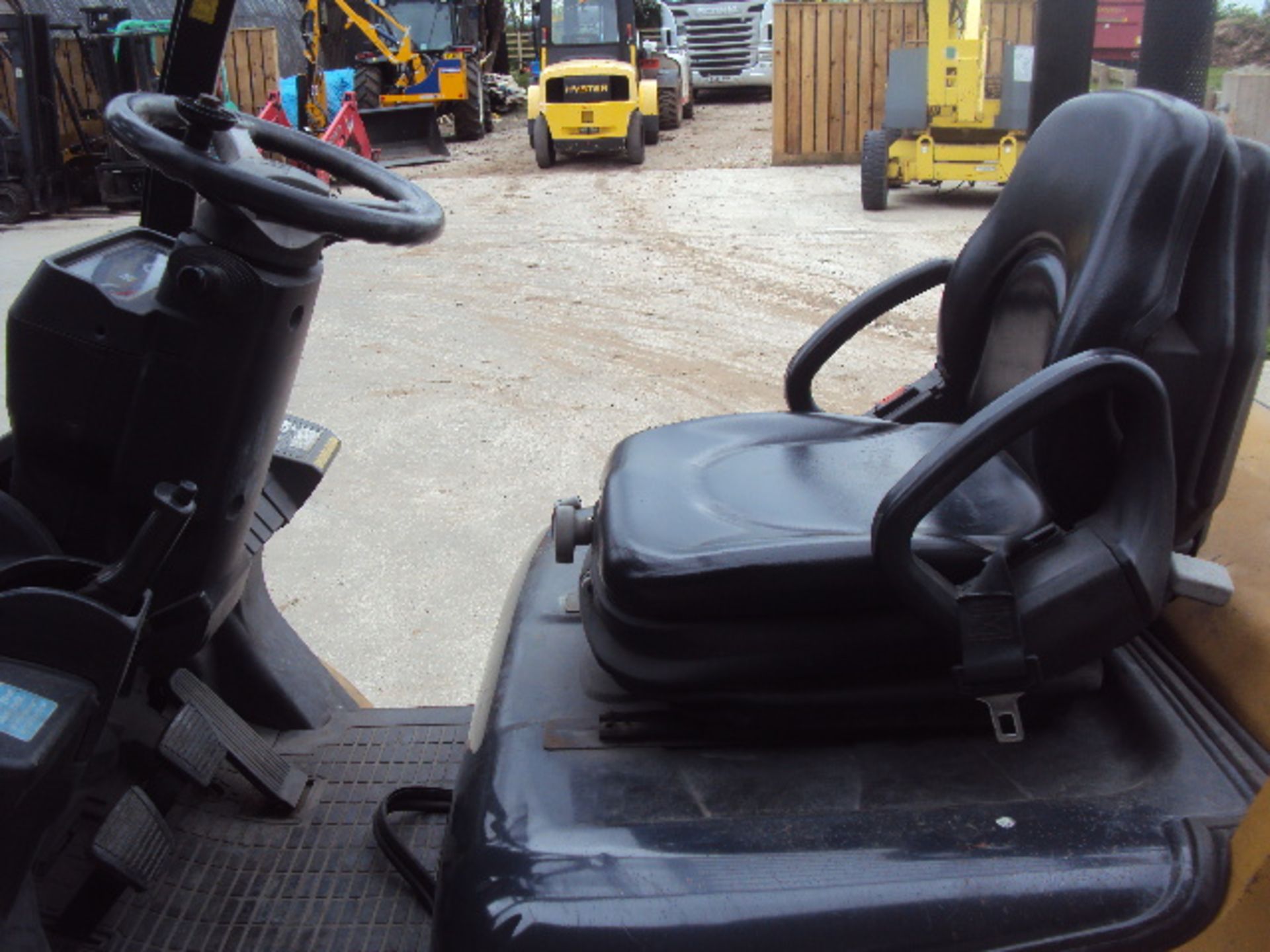 2004 CATERPILLAR DP25N 2.5t diesel driven forklift truck S/n: ET18C-50506 (3568 recorded hours) with - Image 8 of 9