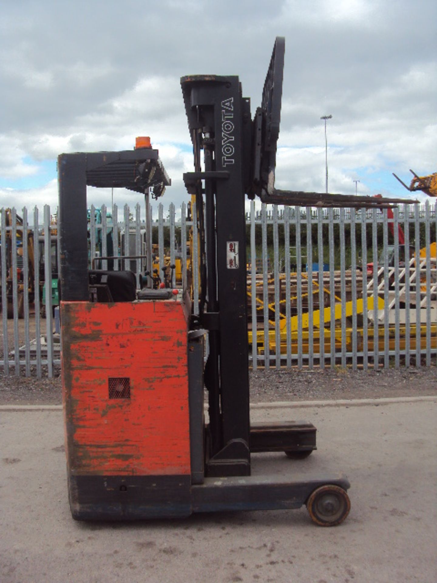 1994 TOYOTA 5FBRE14 1.4t battery driven narrow aisle forklift truck S/n: 5FBRE15E30979 with - Image 5 of 7