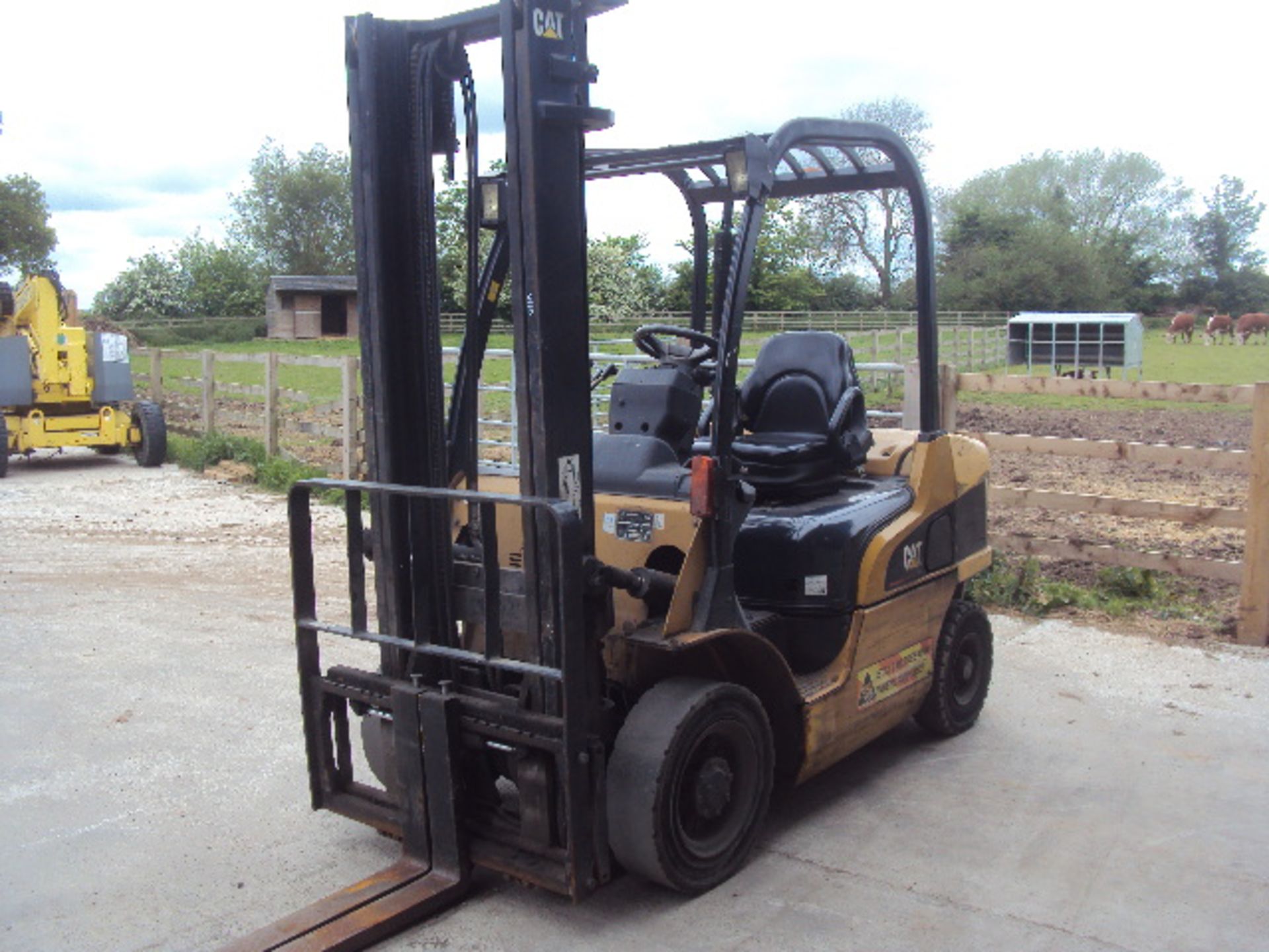 2004 CATERPILLAR DP25N 2.5t diesel driven forklift truck S/n: ET18C-50506 (3568 recorded hours) with - Image 4 of 9
