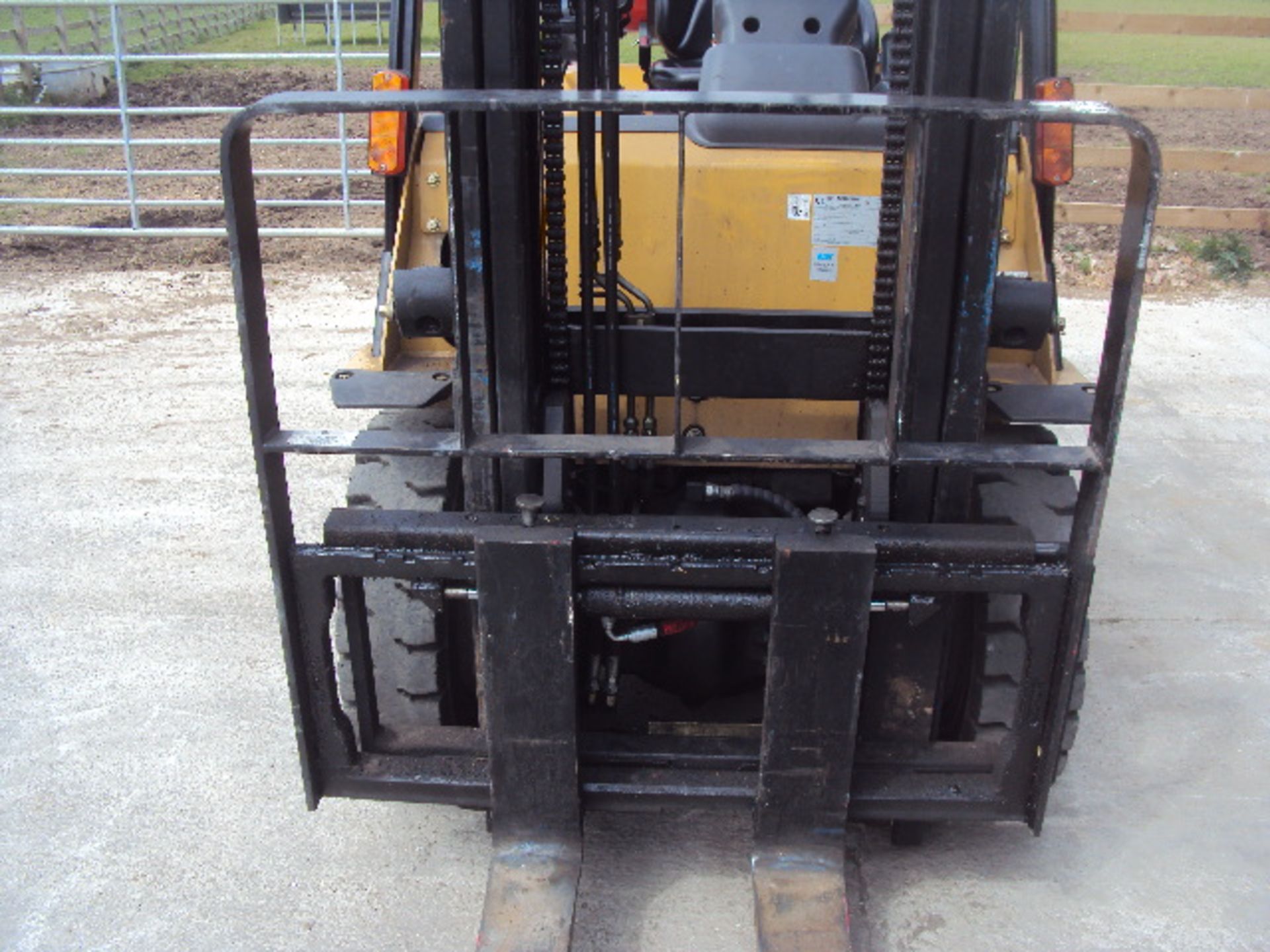 2008 CATERPILLAR GP25N 2.5t gas driven forklift truck S/n: ET17DL52121 (640 recorded hours) with - Image 5 of 9