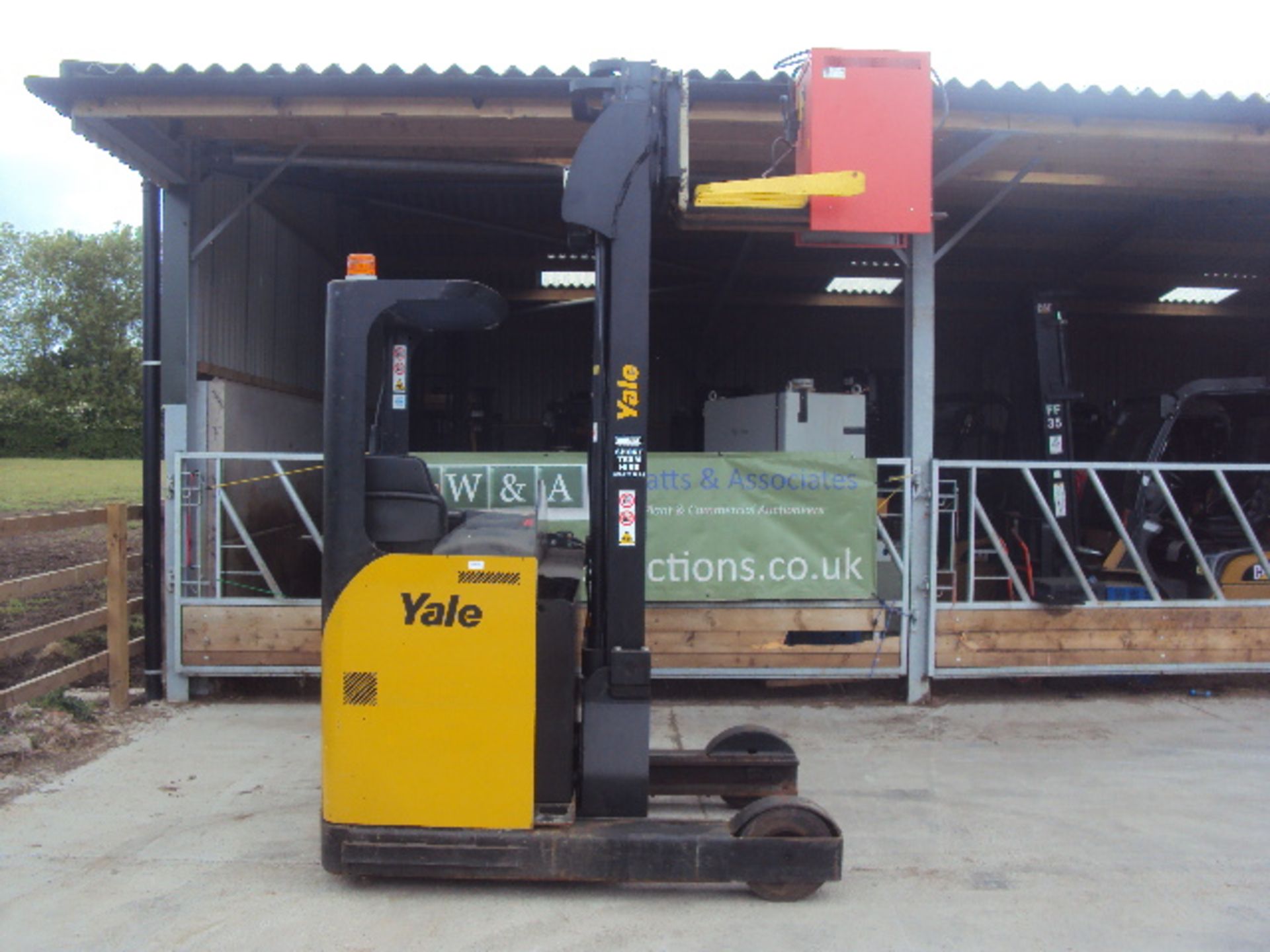 2007 YALE MR16 1.6t battery driven narrow aisle forkliift truck S/n: C849T04122E with triplex free- - Image 6 of 6