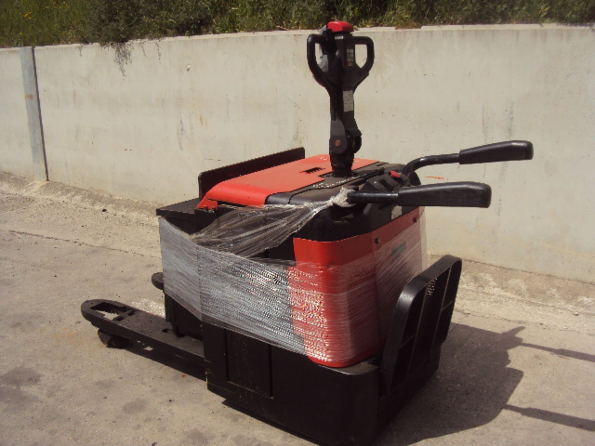 2005 TOYOTA LPE240.5 2.4t powered pallet truck c/w charger (S/n 91030)(RDL)