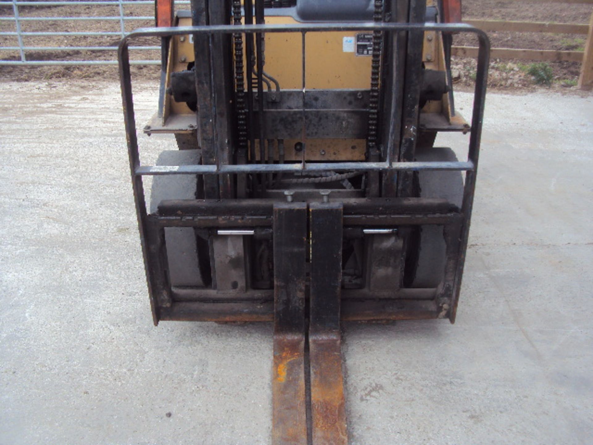 2004 CATERPILLAR DP25N 2.5t diesel driven forklift truck S/n: ET18C-50506 (3568 recorded hours) with - Image 6 of 9