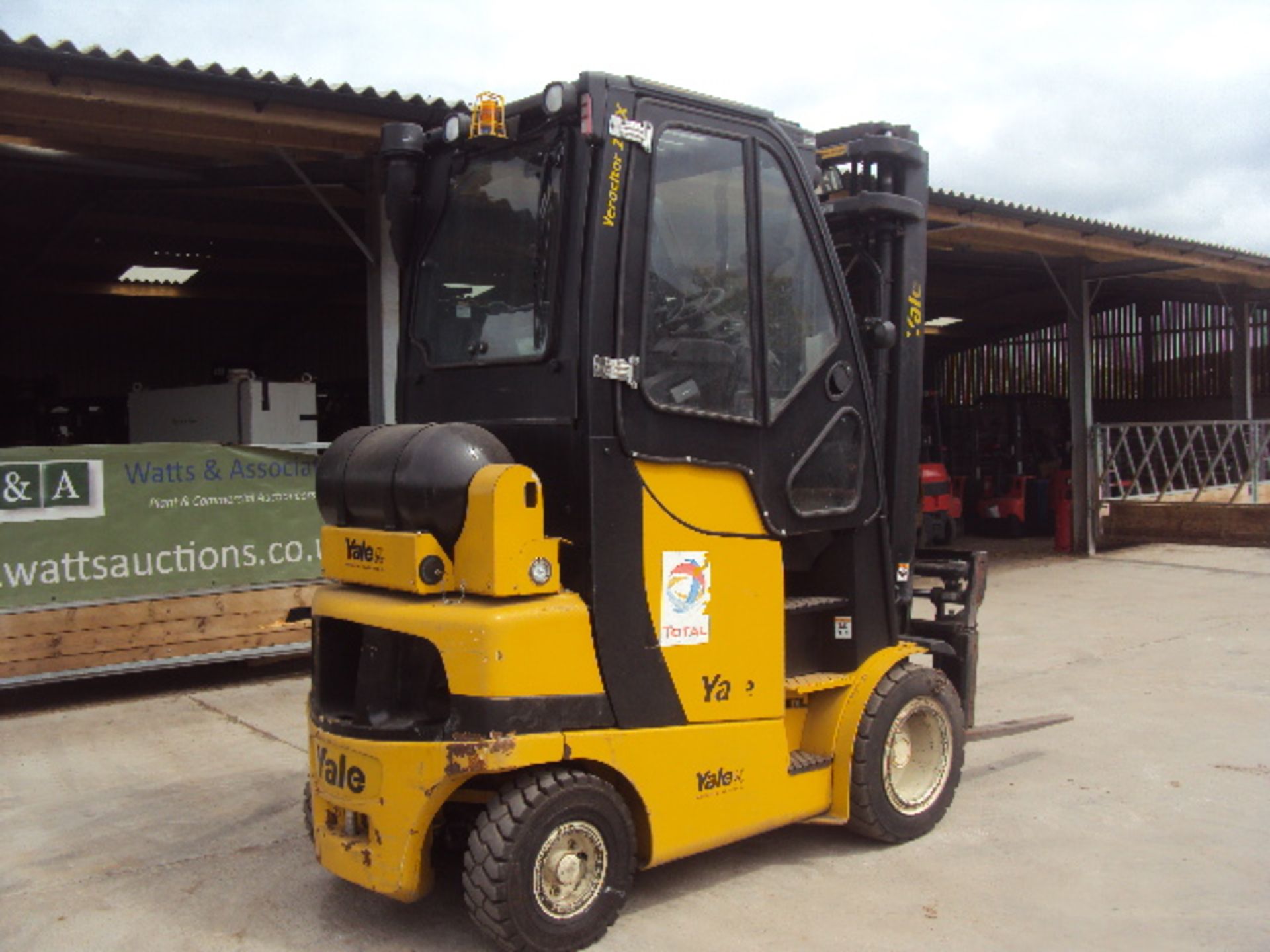 2008 YALE GNP25VX 2.5t LPG driven forklift truck S/n: B875B18326F (4554 recorded hours) with - Image 2 of 9
