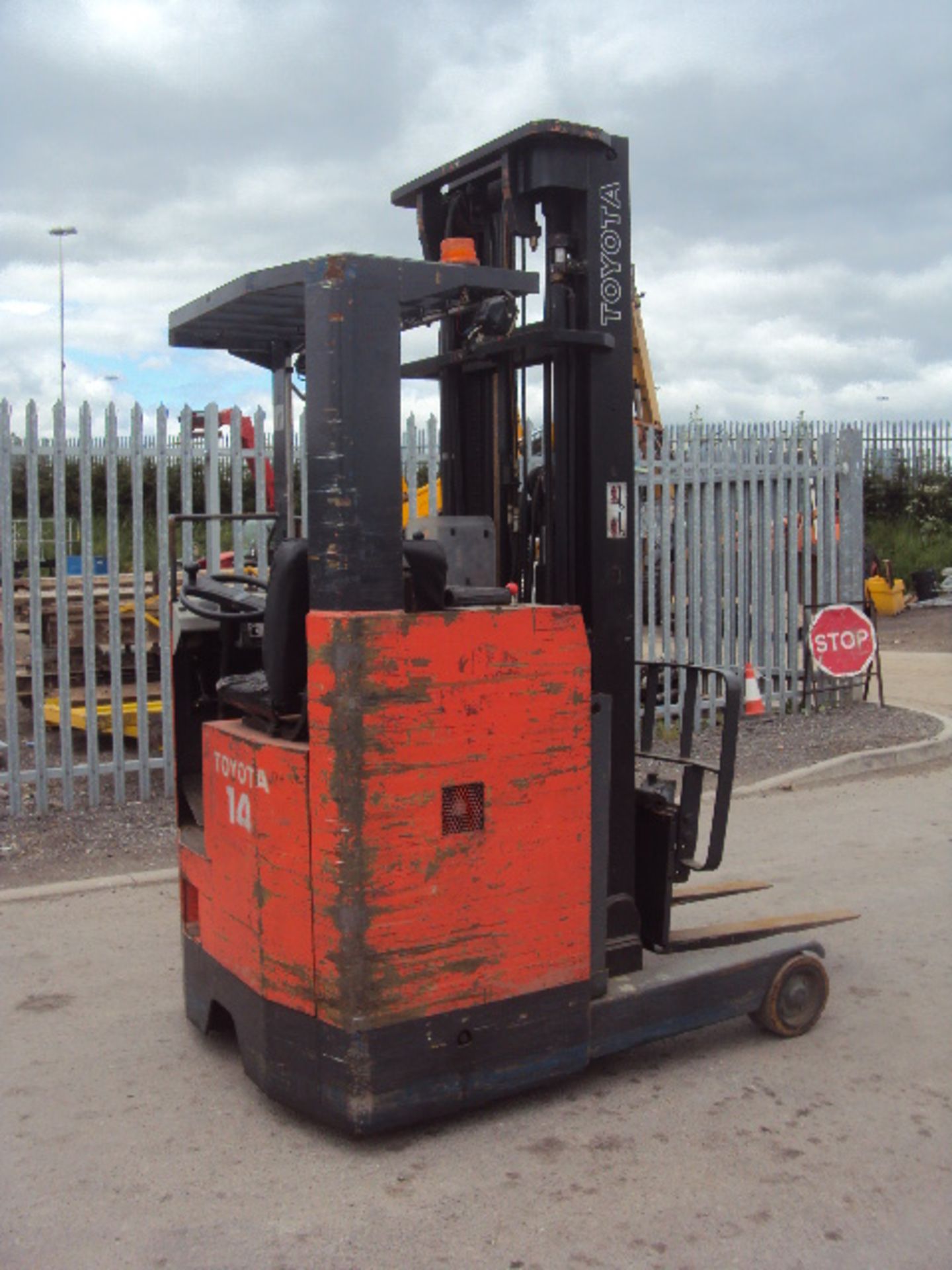 1994 TOYOTA 5FBRE14 1.4t battery driven narrow aisle forklift truck S/n: 5FBRE15E30979 with