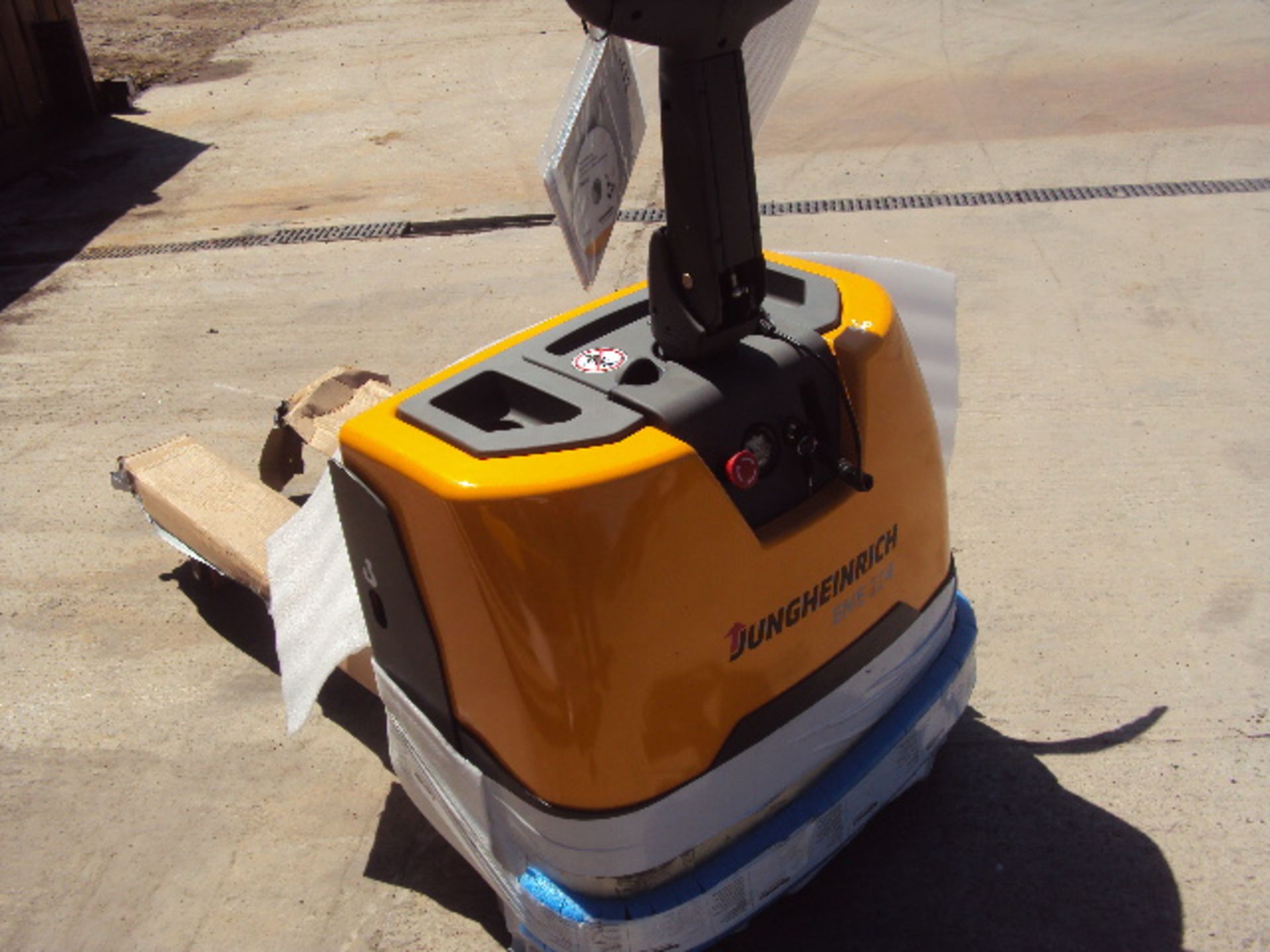 NEW & UNUSED 2014 JUNGHEINRICH EM114 1.4t 24v battery driven pedestrian pallet truck with internal - Image 3 of 5