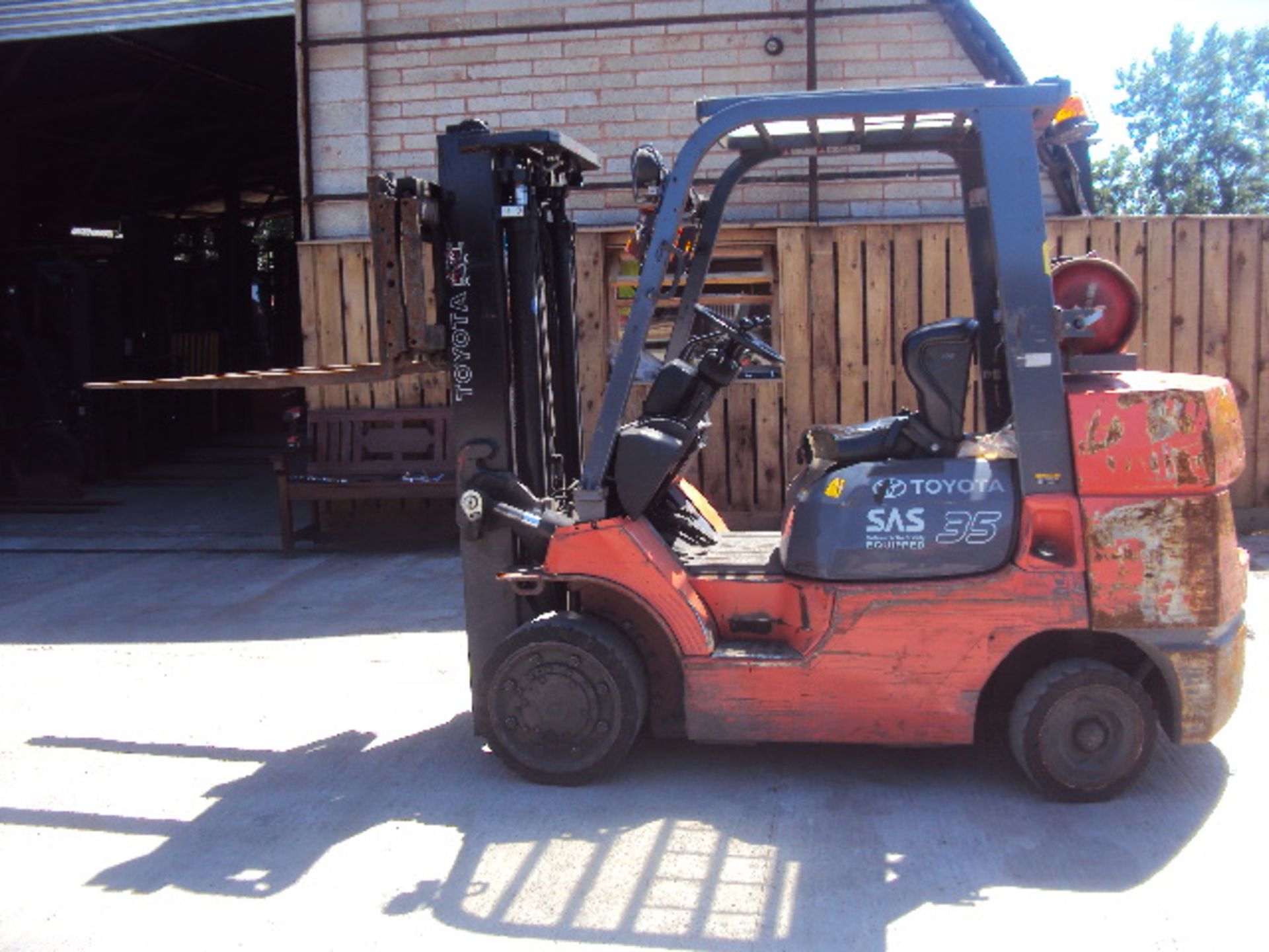 2009 TOYOTA FGCU35 3.5t gas driven forklift truck S/n: 70752 (3294 recorded hours) with duplex - Image 8 of 8