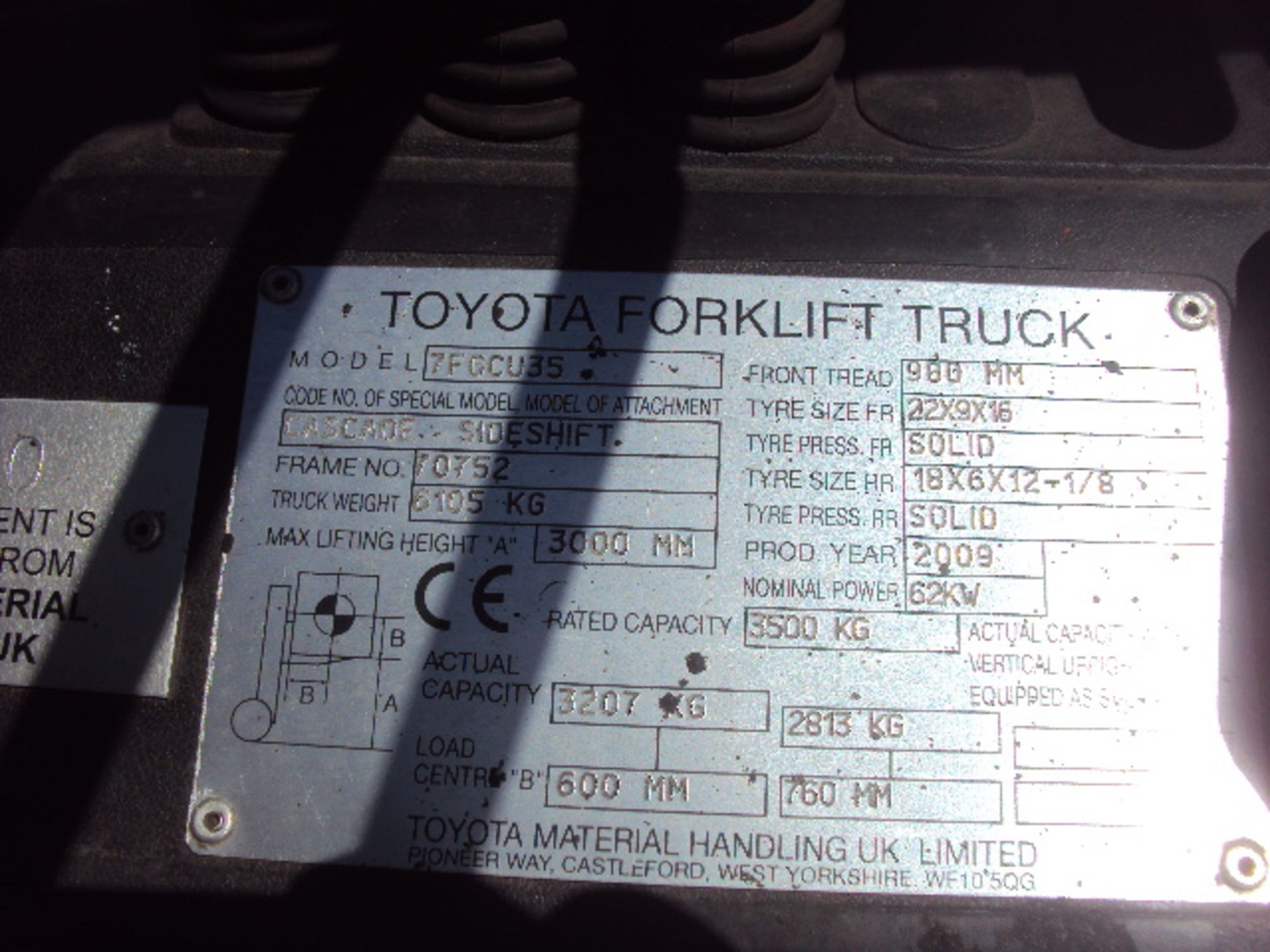 2009 TOYOTA FGCU35 3.5t gas driven forklift truck S/n: 70752 (3294 recorded hours) with duplex - Image 6 of 8