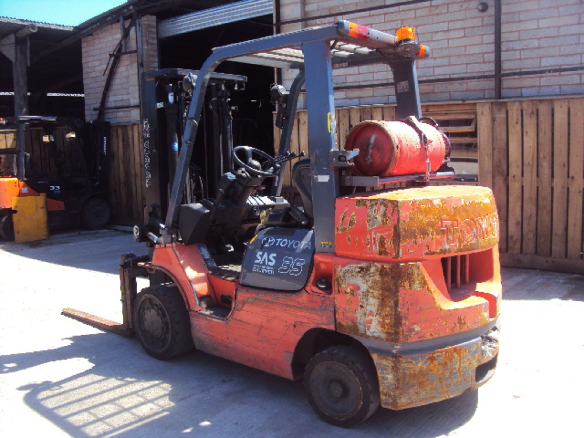 2009 TOYOTA FGCU35 3.5t gas driven forklift truck S/n: 70752 (3294 recorded hours) with duplex - Image 2 of 8