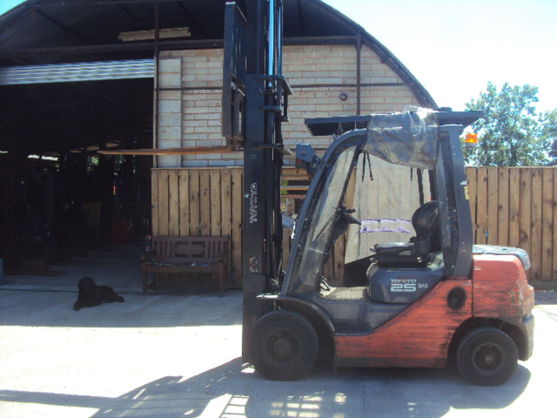 2008 TOYOTA 8FDF25 2.5t diesel driven forklift truck S/n: 8FDF25 11831 (6700 recorded hours) with - Image 8 of 8