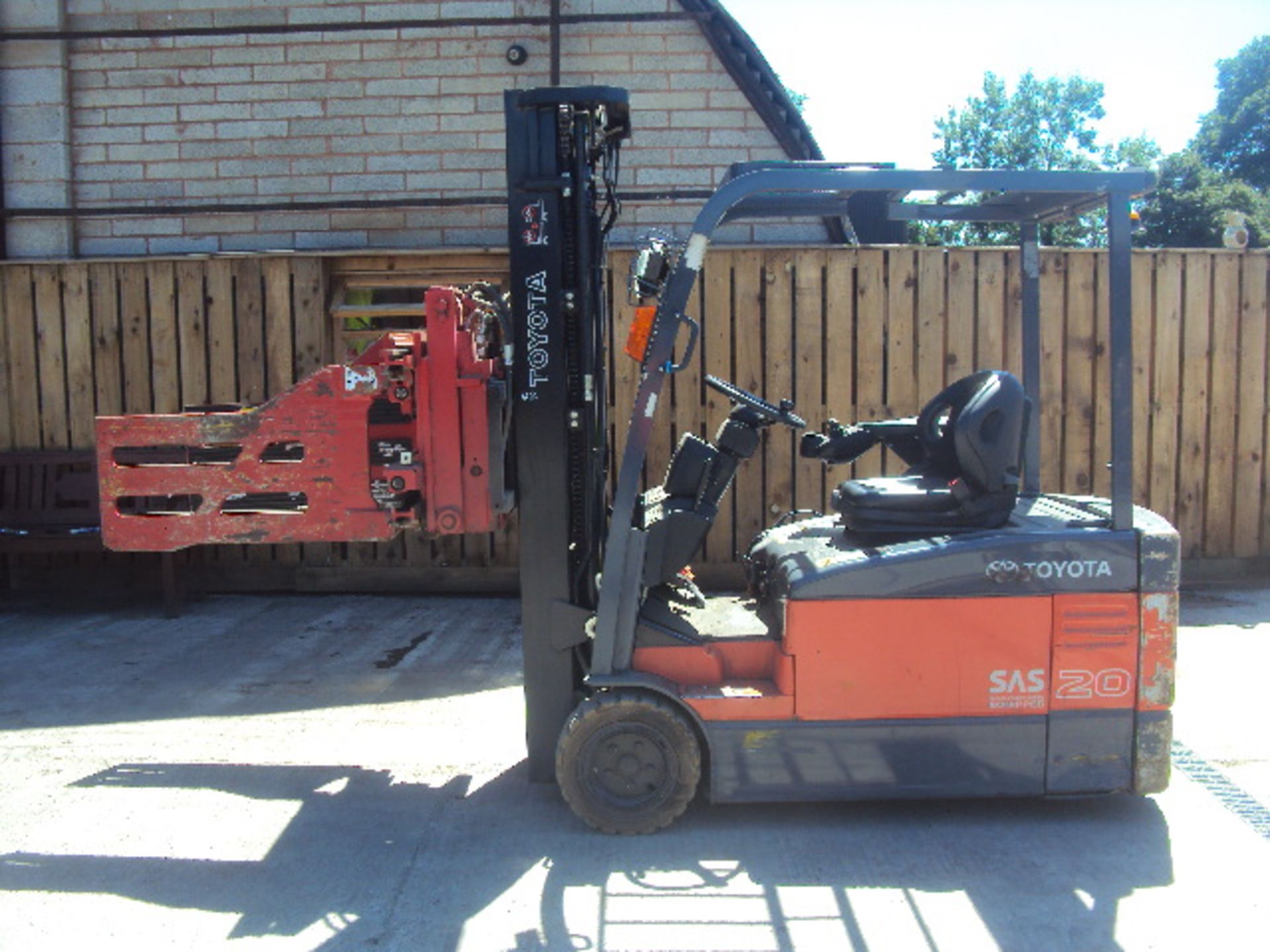 2008 TOYOTA FBEF20 2t battery driven forklift truck S/n: 7FBEF20E17636 with free-lift triplex - Image 2 of 9