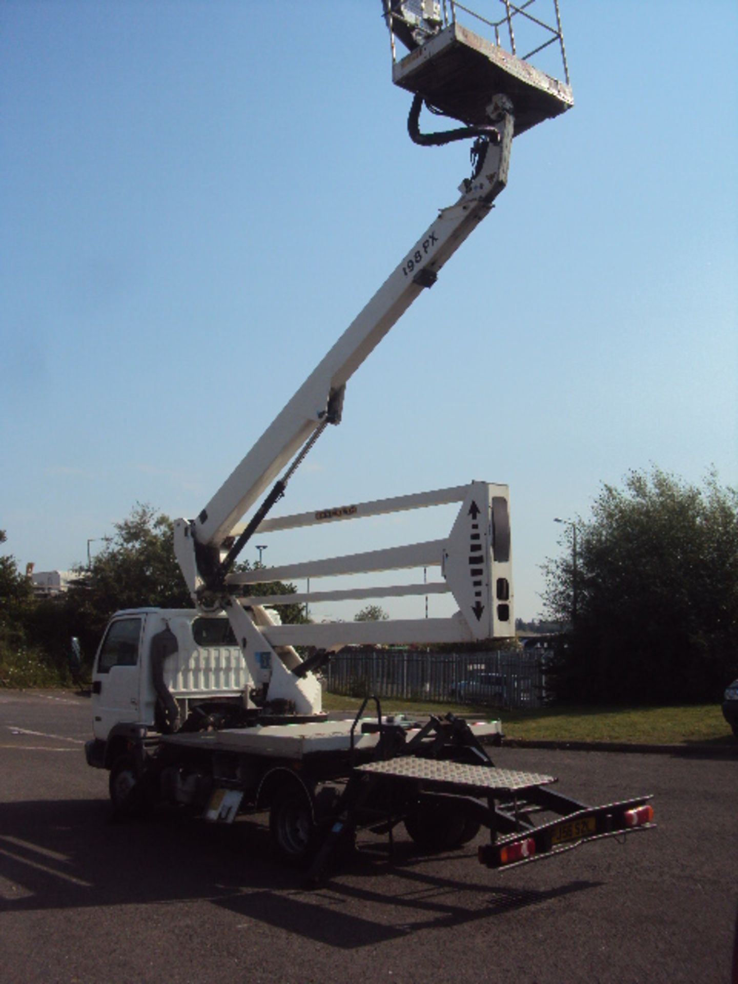 2006 NISSAN Cabstar Reg: FJ56 SZL with 2006 SKY KING E198PX mounted cherry picker (101418 recorded - Image 4 of 11