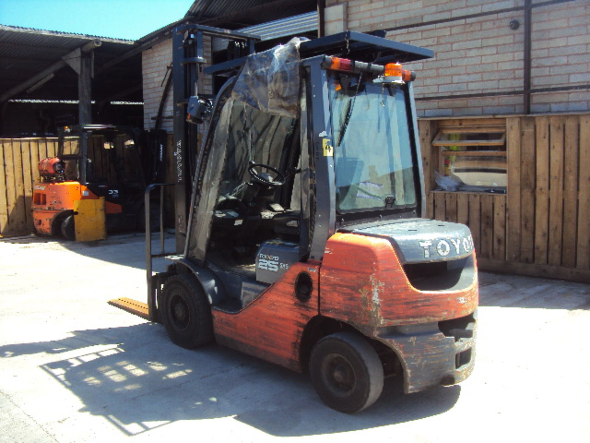 2008 TOYOTA 8FDF25 2.5t diesel driven forklift truck S/n: 8FDF25 11831 (6700 recorded hours) with - Image 2 of 8